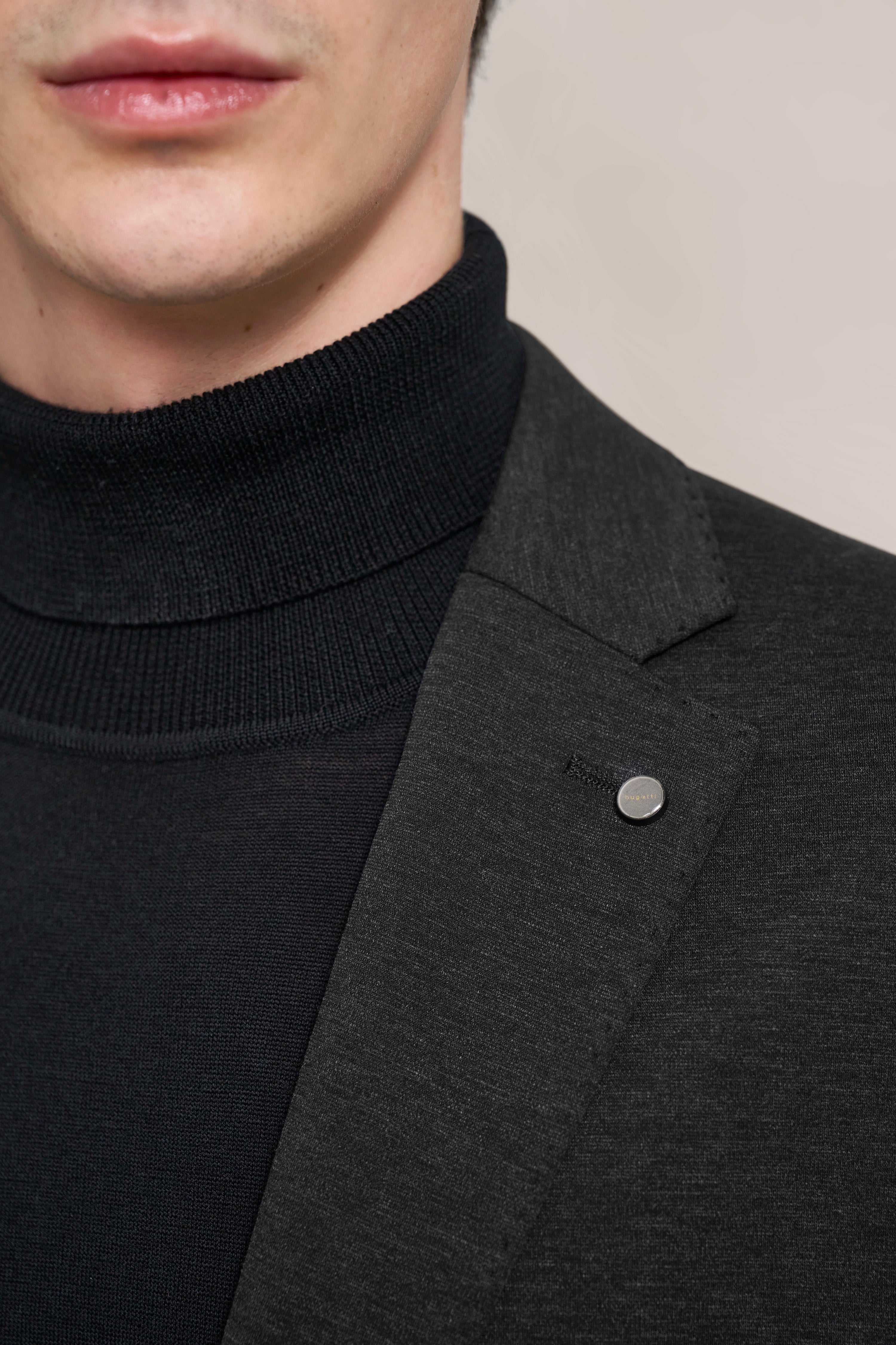 Graues Sakko mit schwarzem Rollkragenpullover, Detailaufnahme, bugatti.