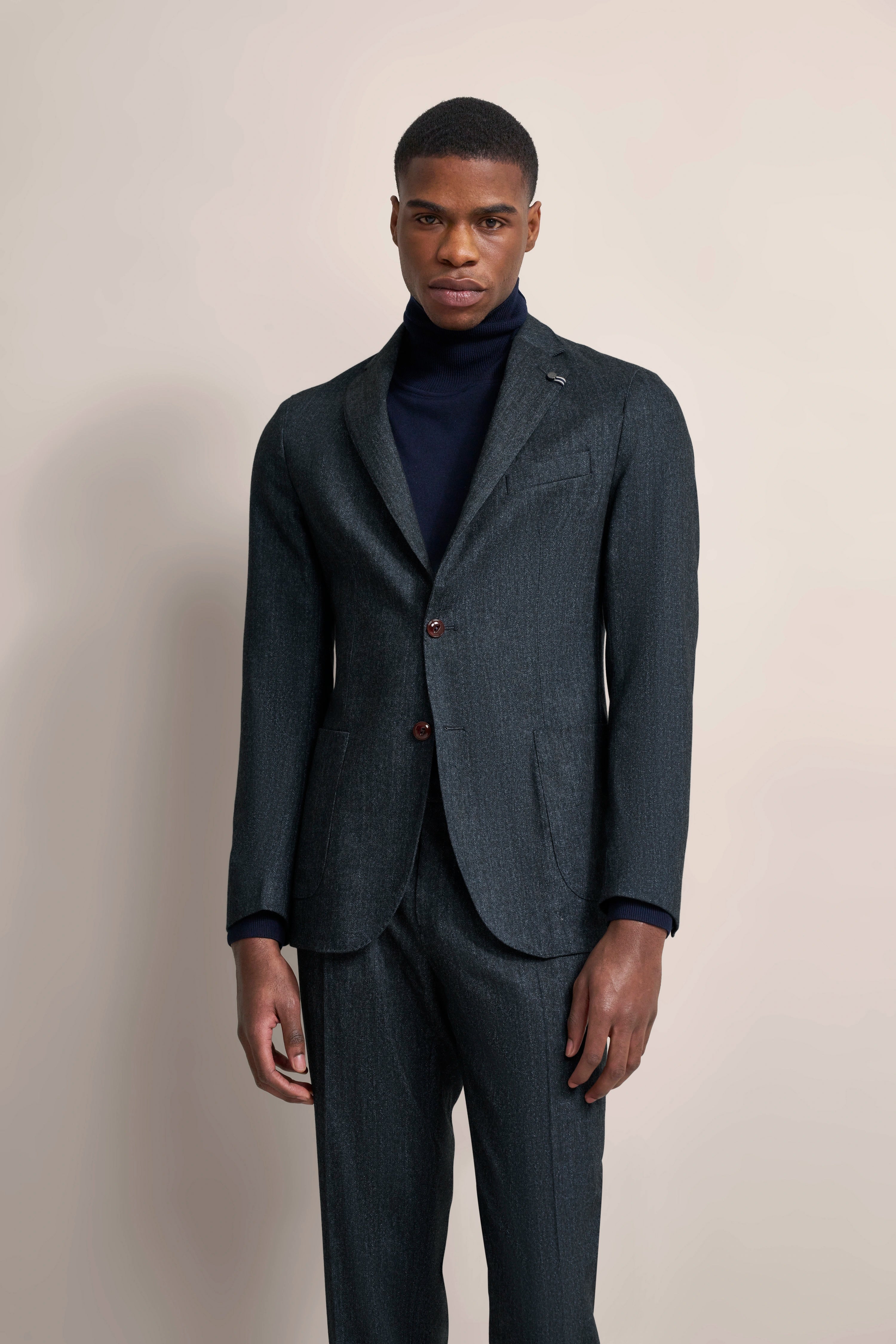 bugatti suit in anthracite with turtleneck, model posing in relaxed manner.