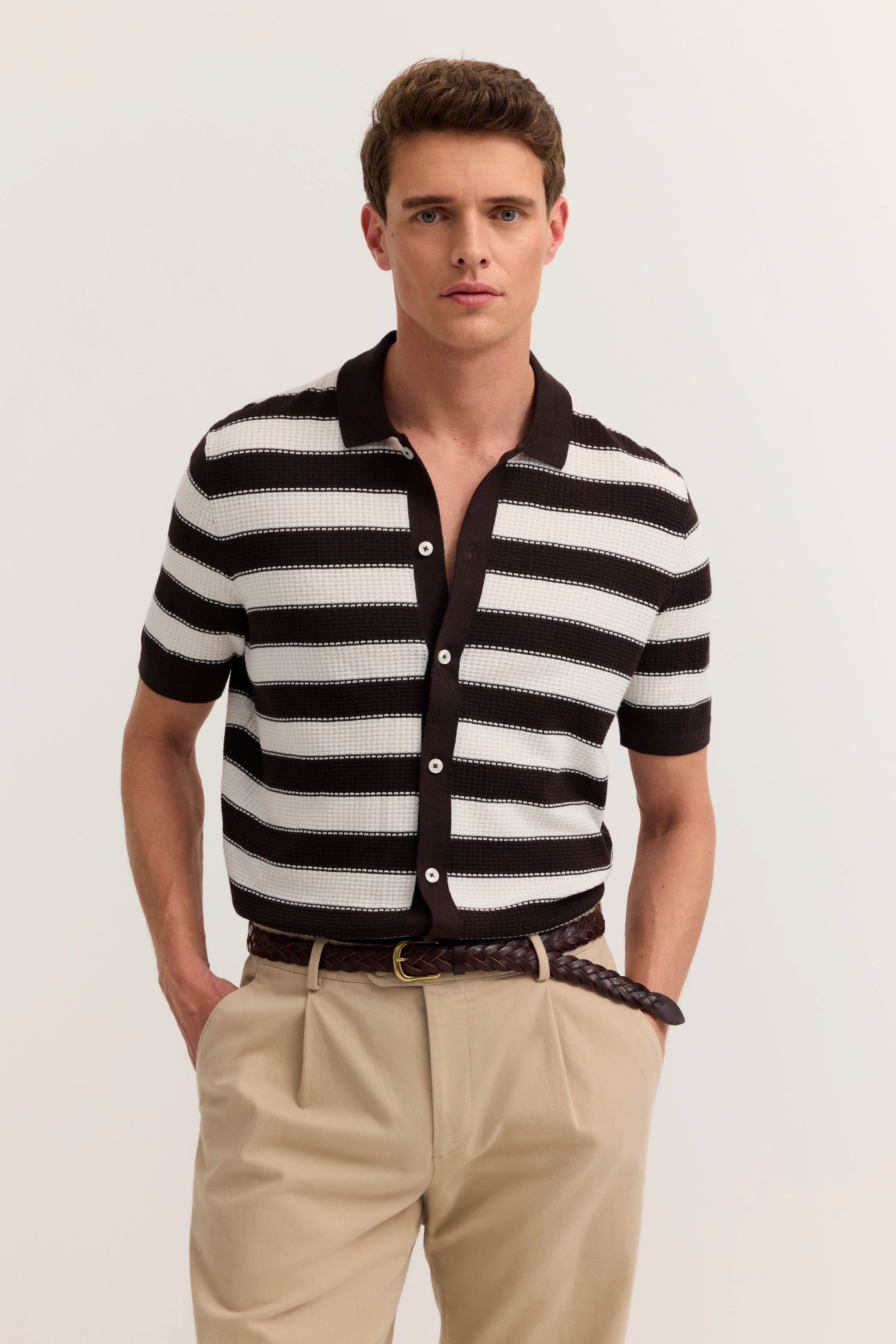 Büstenbild, schwarz-weiß gestreiftes Polohemd, beige Hose, bugatti Stil und Eleganz