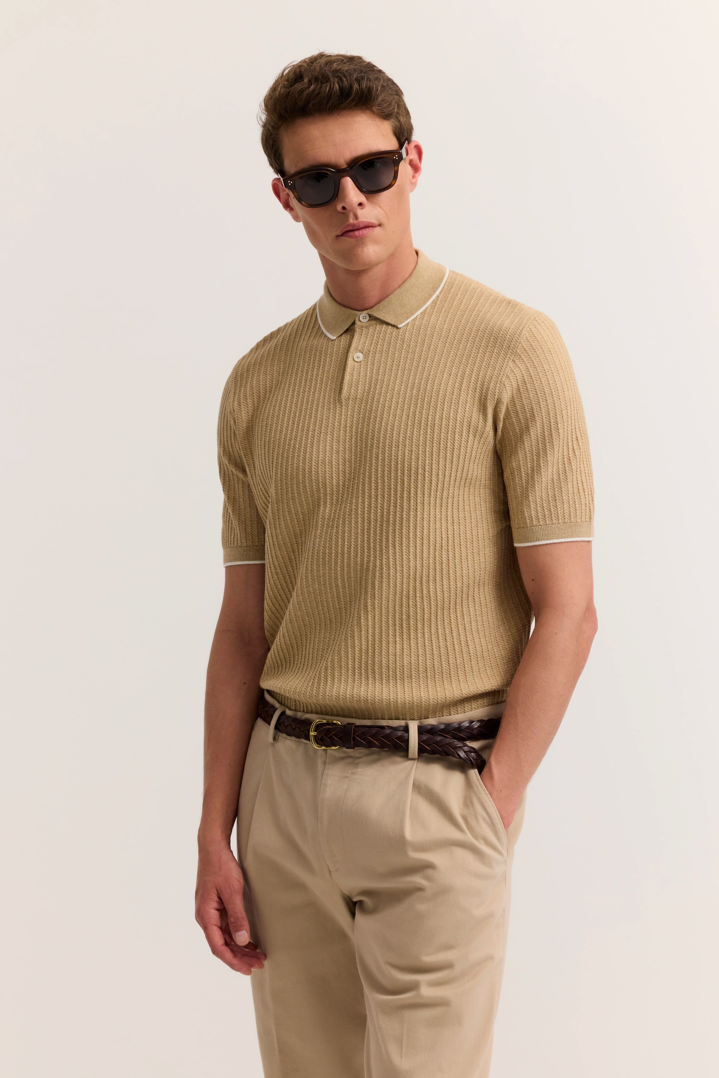 Beiges Polohemd und Chinohose, Modelbild, legeres Posing, bugatti Stil und Qualität.