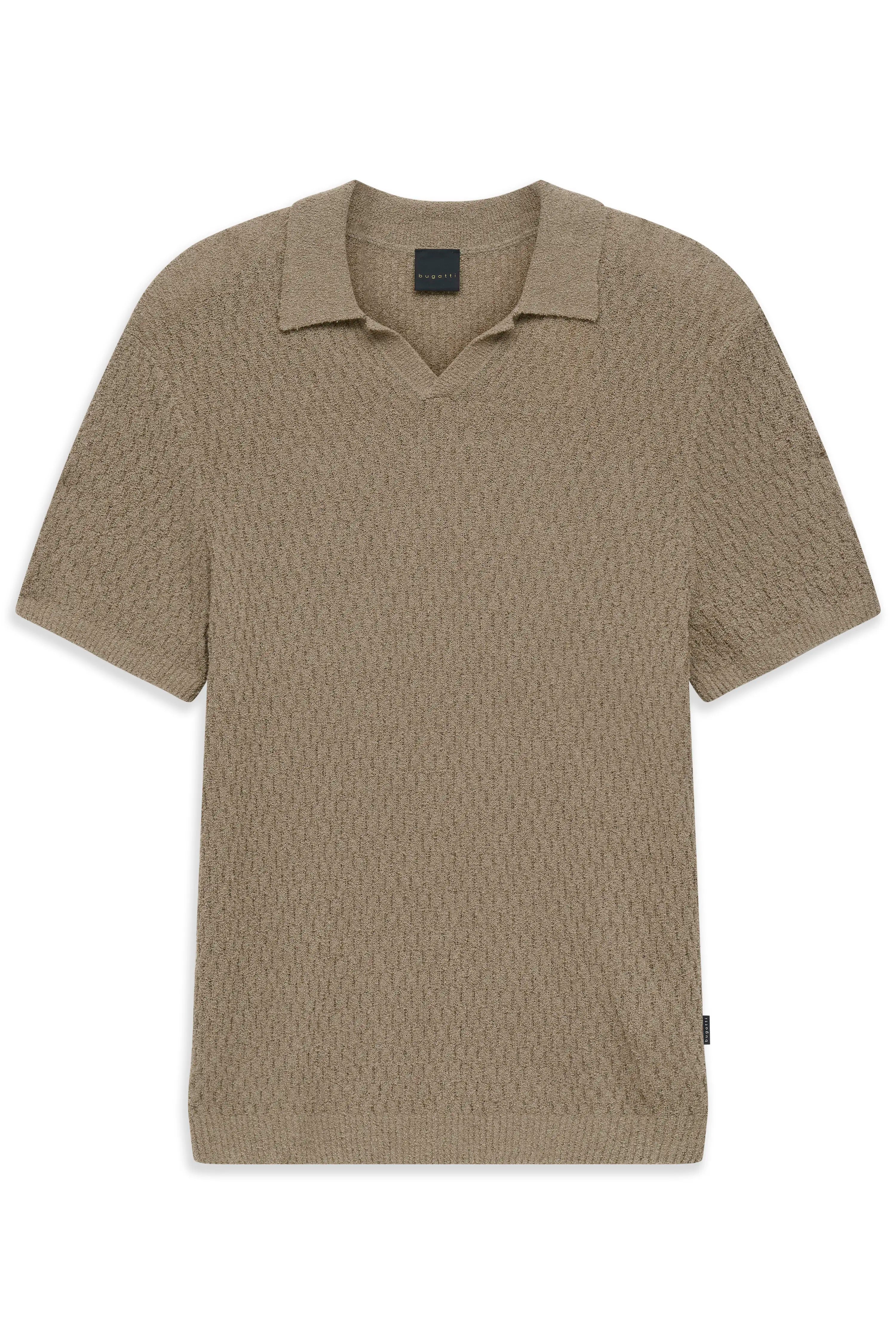Beige bugatti Poloshirt mit Strukturmuster, Büstenbild.