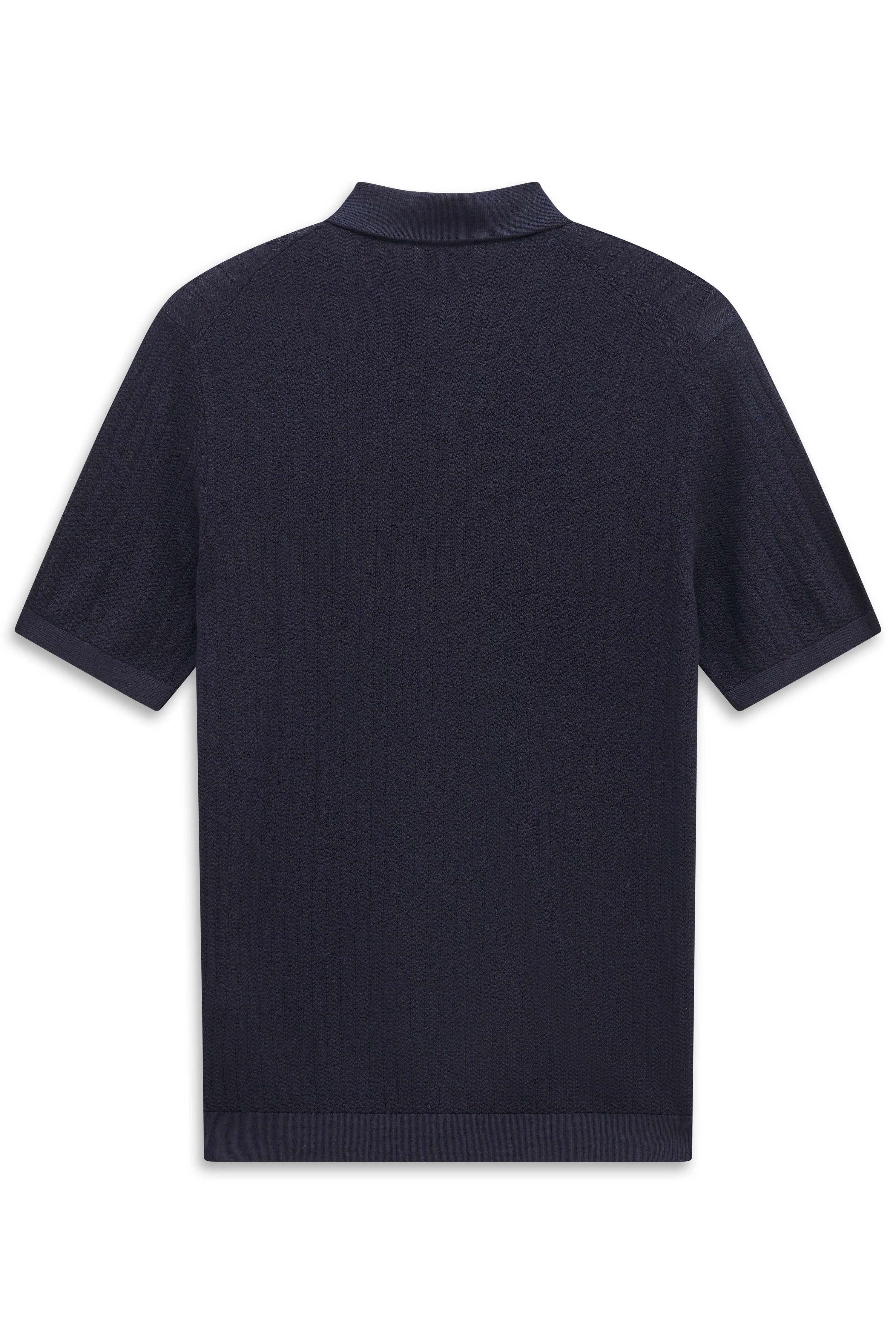 Dunkelblaues bugatti Poloshirt, Rückansicht, Büstenbild, dezentes Muster.