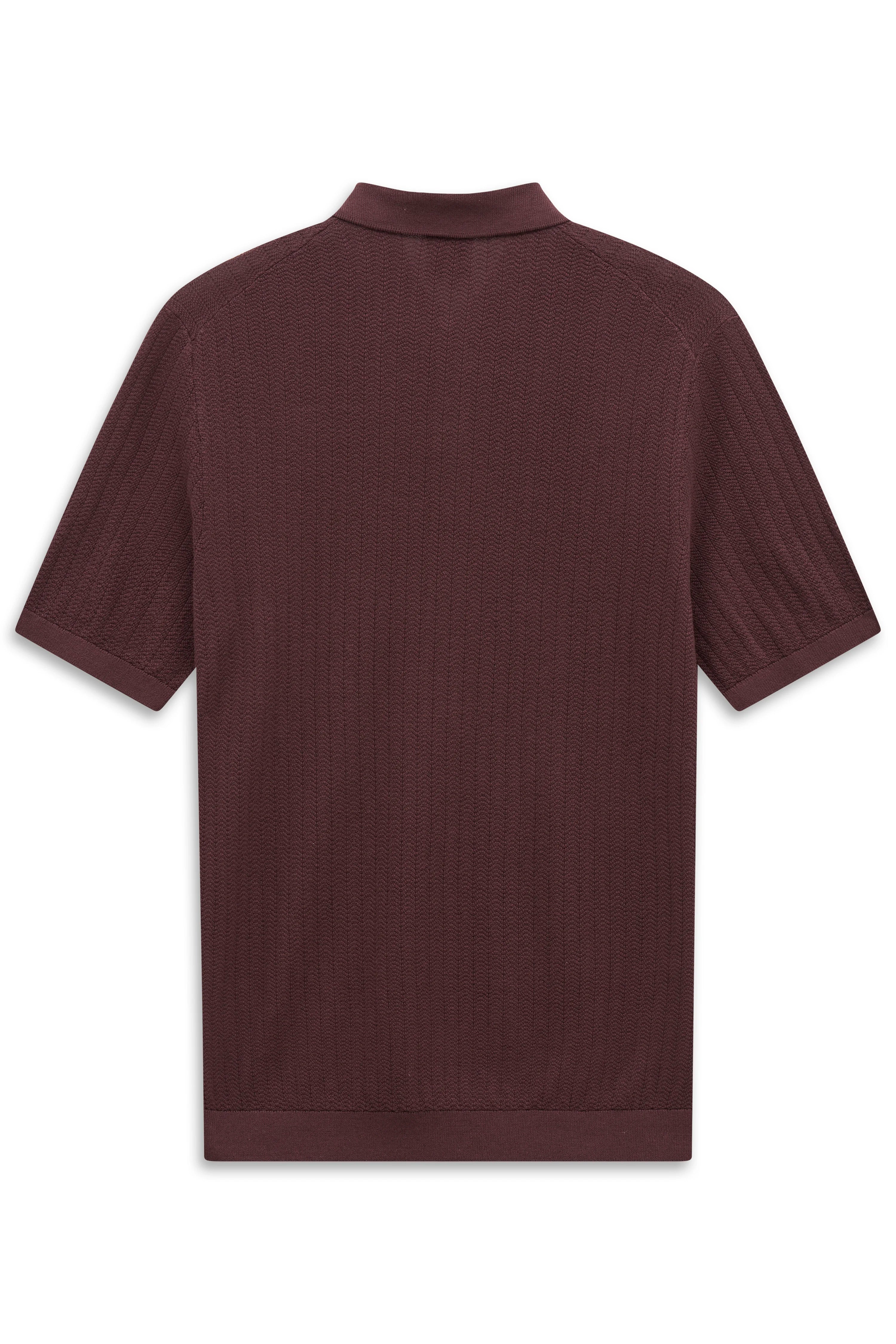 bugatti Kurzarm-Polohemd in Dunkelrot mit feinem Muster, Rückansicht, legeres Design.