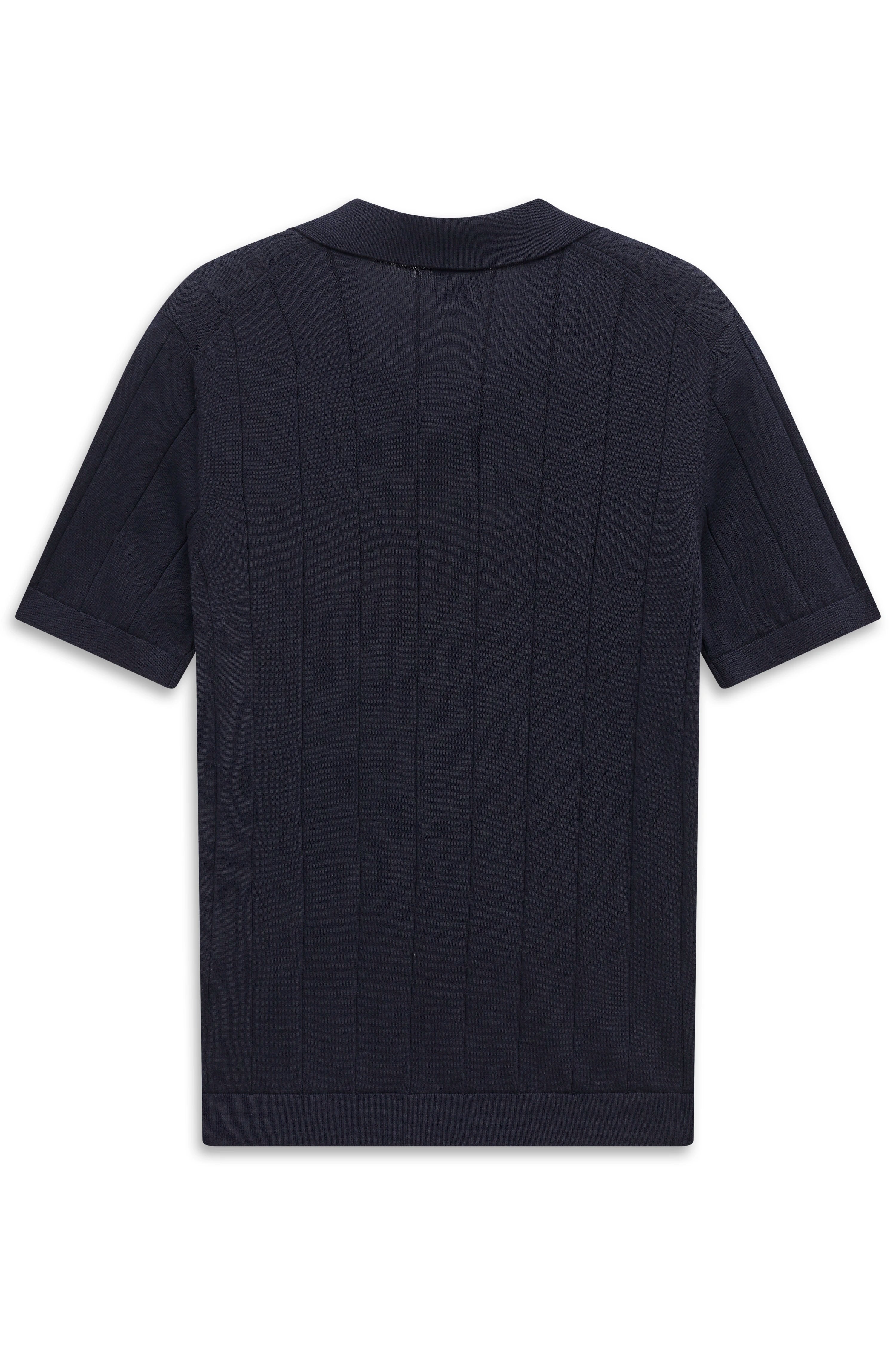 Dunkelblaues bugatti T-Shirt mit vertikalen Streifen, Büstenbild.