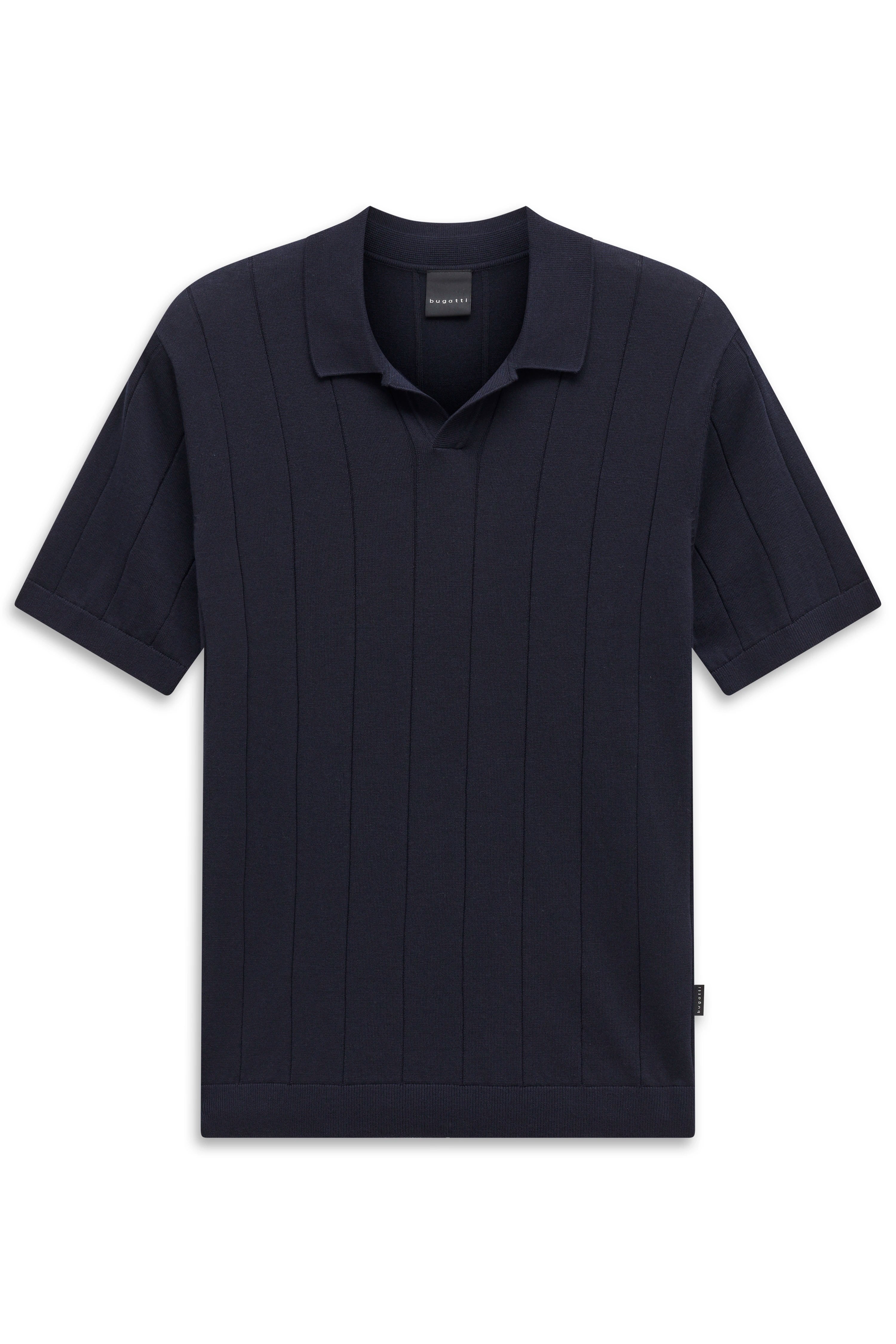 Dunkelblaues bugatti Polo mit Streifenmuster, kurzärmelig, legeres Büstenbild.