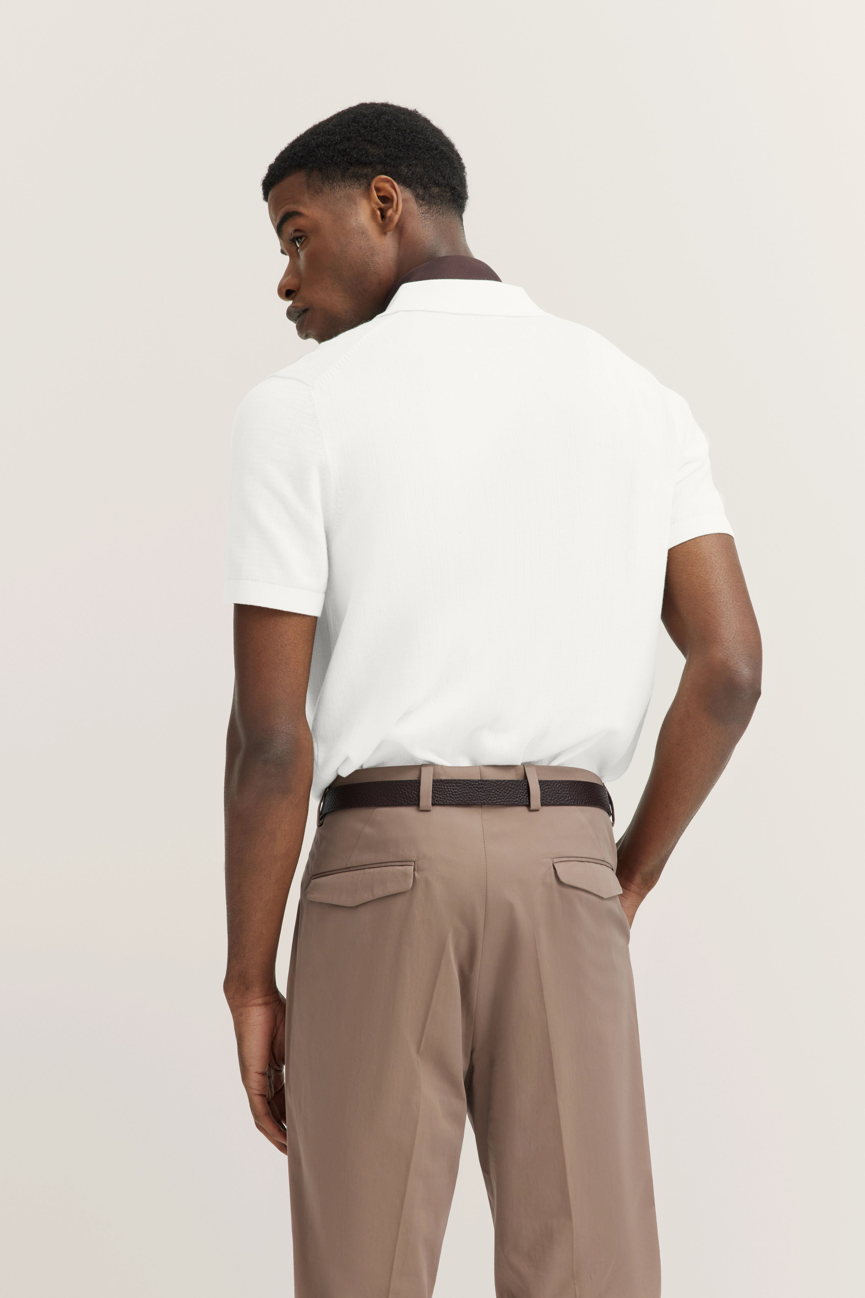 Model image, man with side glance, hands in pockets.