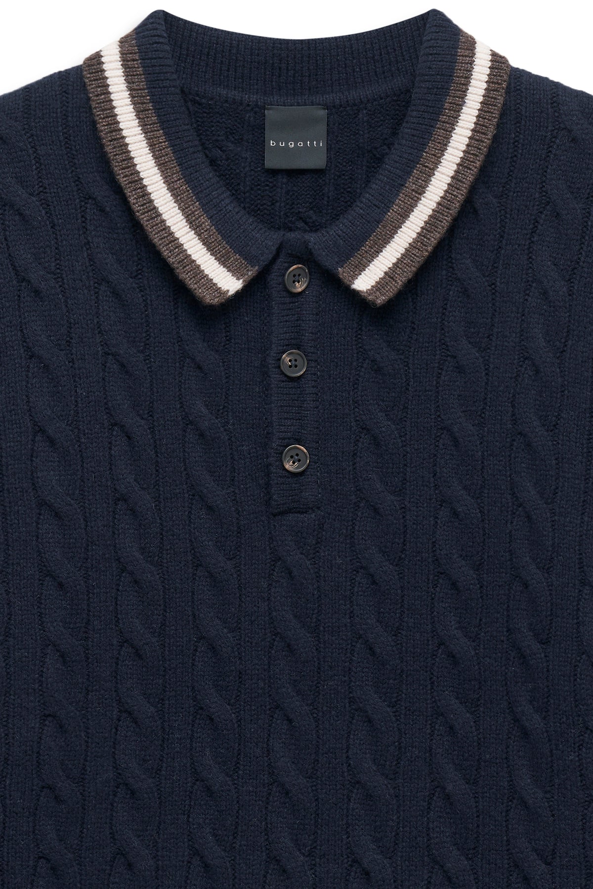 Alt-Text: Navy blauer Strickpullover von bugatti mit Zopfmuster und gestreiftem Kragen, Büstenbild.