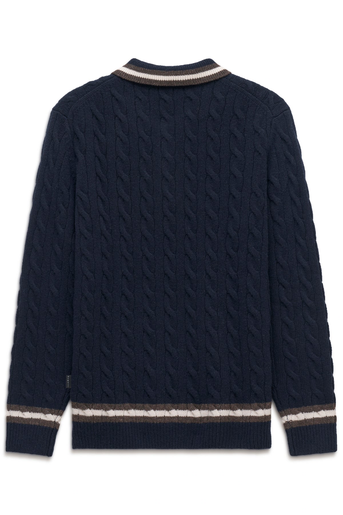 Dunkelblauer bugatti Pullover mit Zopfmuster, beige-braun gestreifter Kragen. Büstenbild.