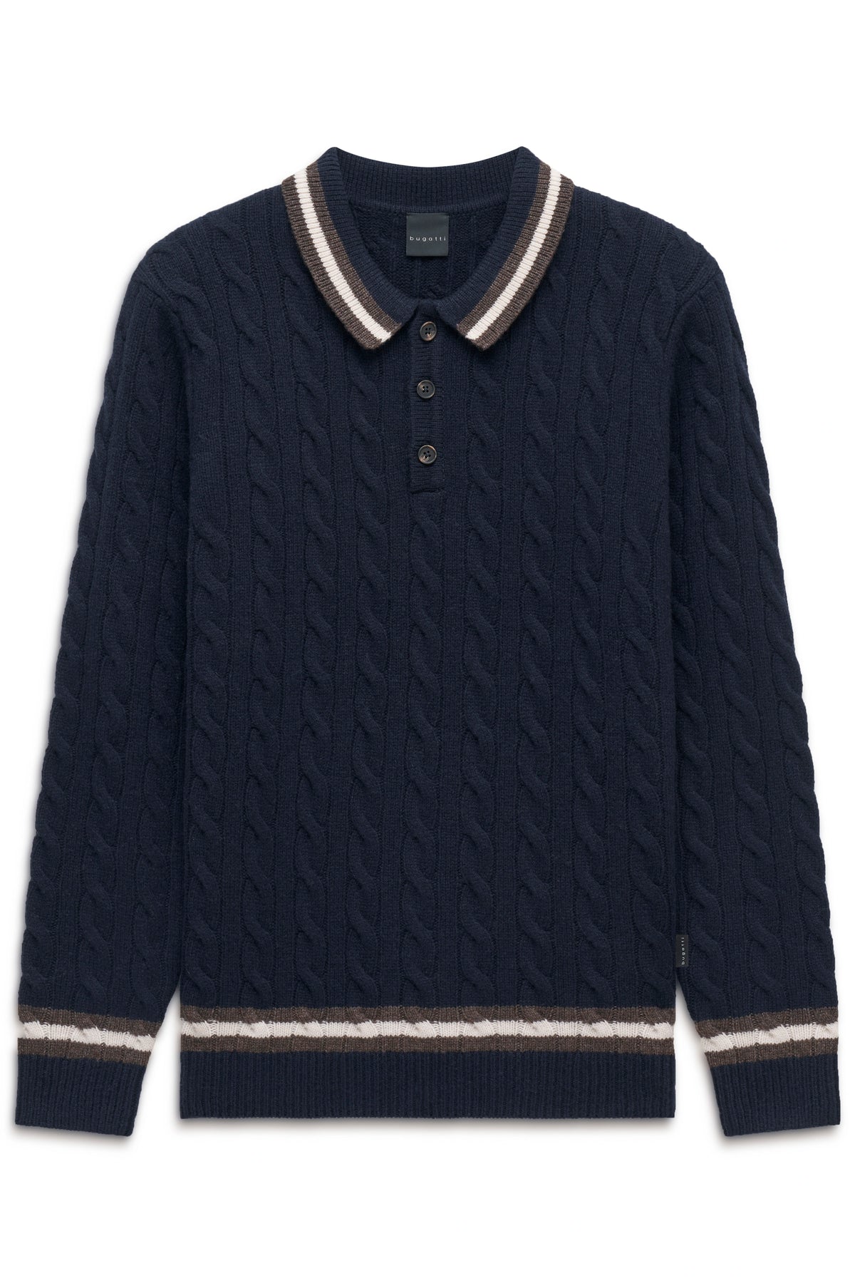 Model in beiger Chino und navy Strickpullover von bugatti. Elegantes, entspanntes Posing.