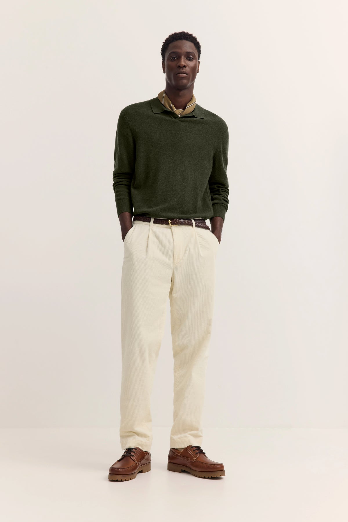 Grüner Pullover, beige Hose
