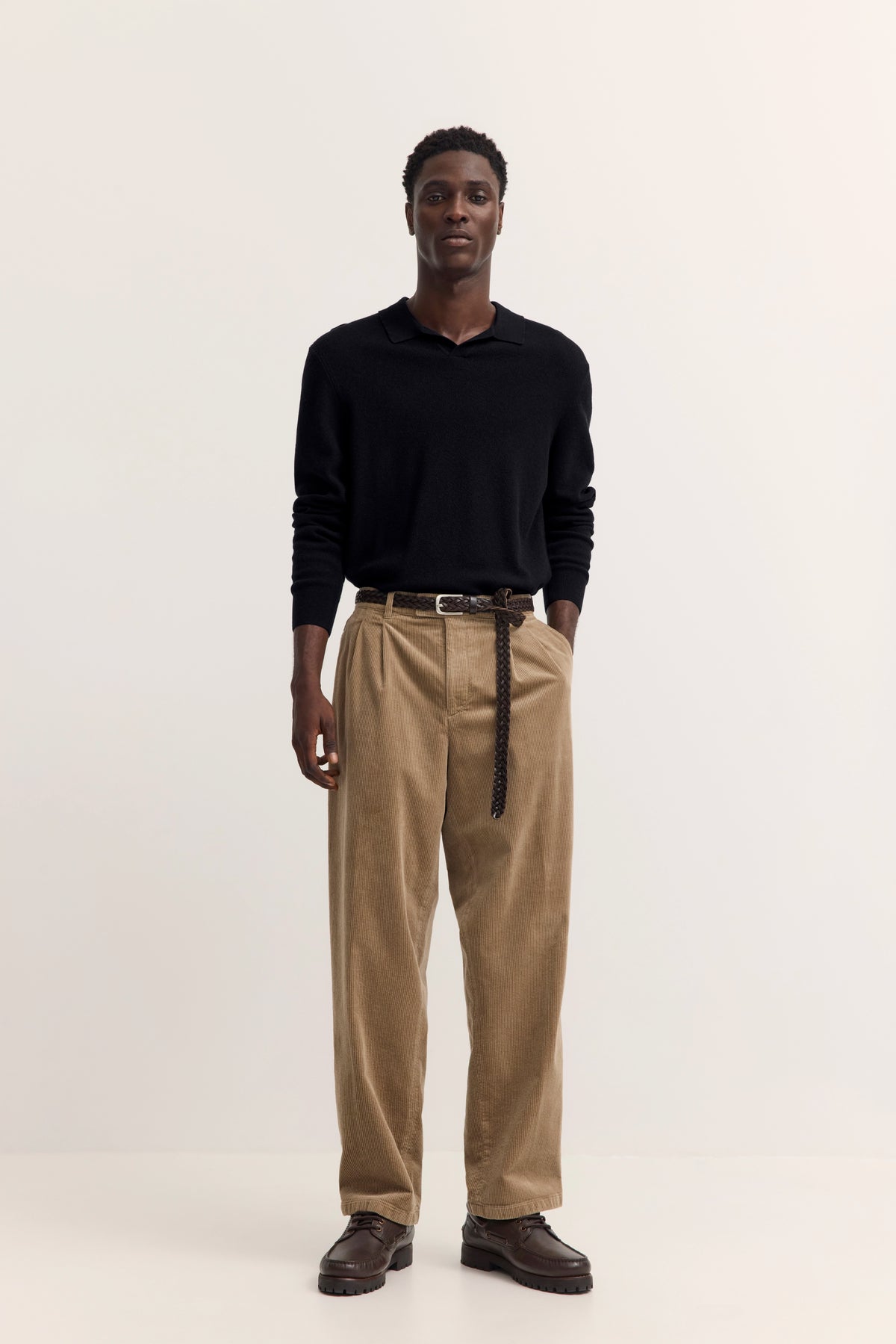 Schwarzer Pullover, beige Hose, schwarzer Gürtel