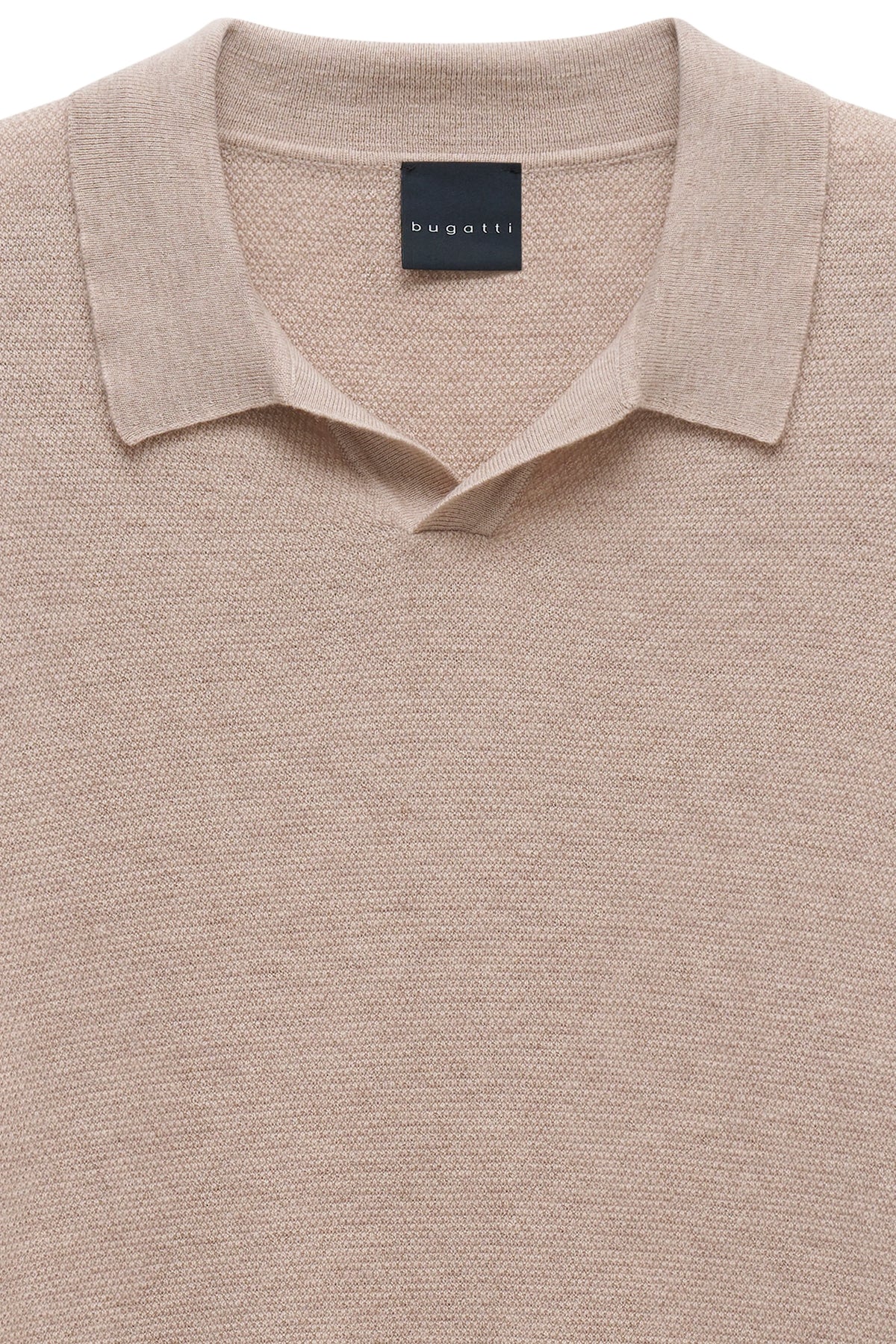 Beiges bugatti Polo-Shirt, feines Strickmuster, Büstenbild.
