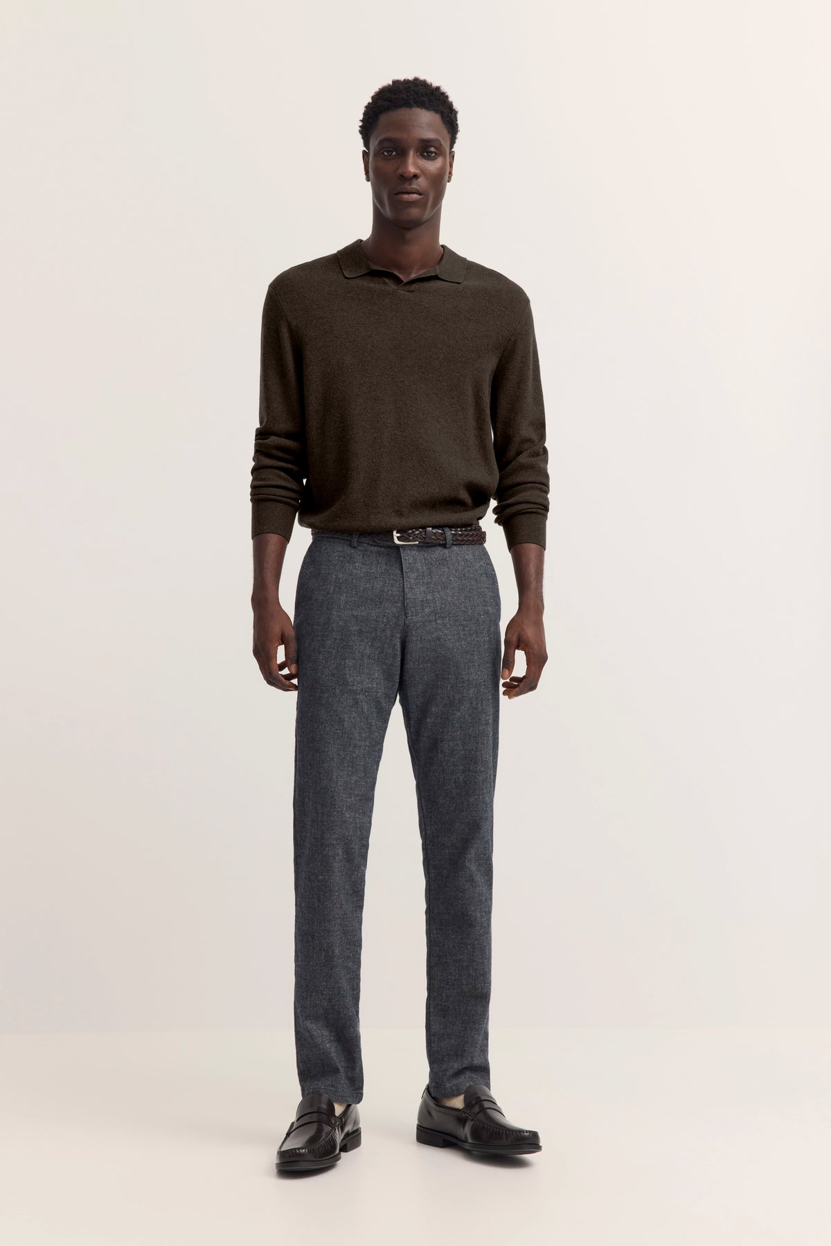 Model trägt braunen Pullover und graue Hose von bugatti, frontal stehend.