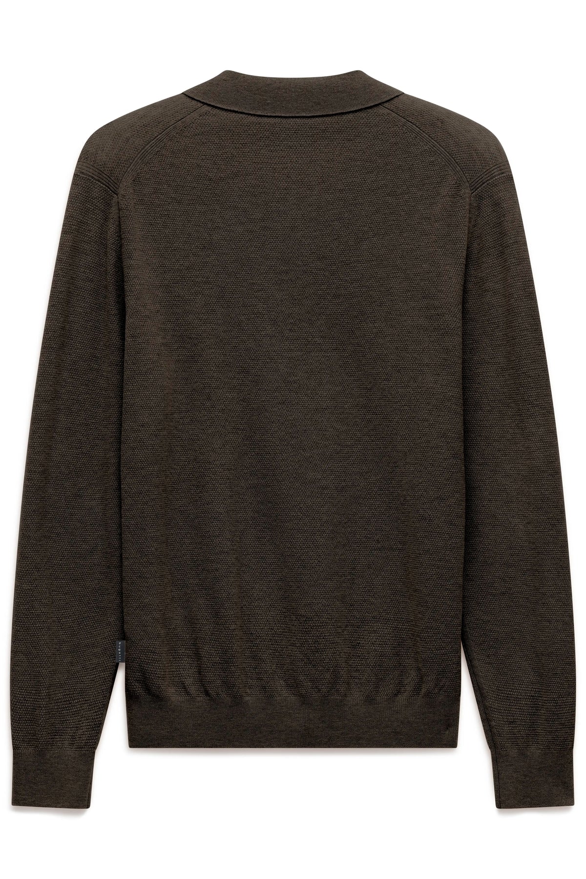 Rückansicht eines braunen bugatti Pullovers aus feiner Baumwolle im legeren Design.