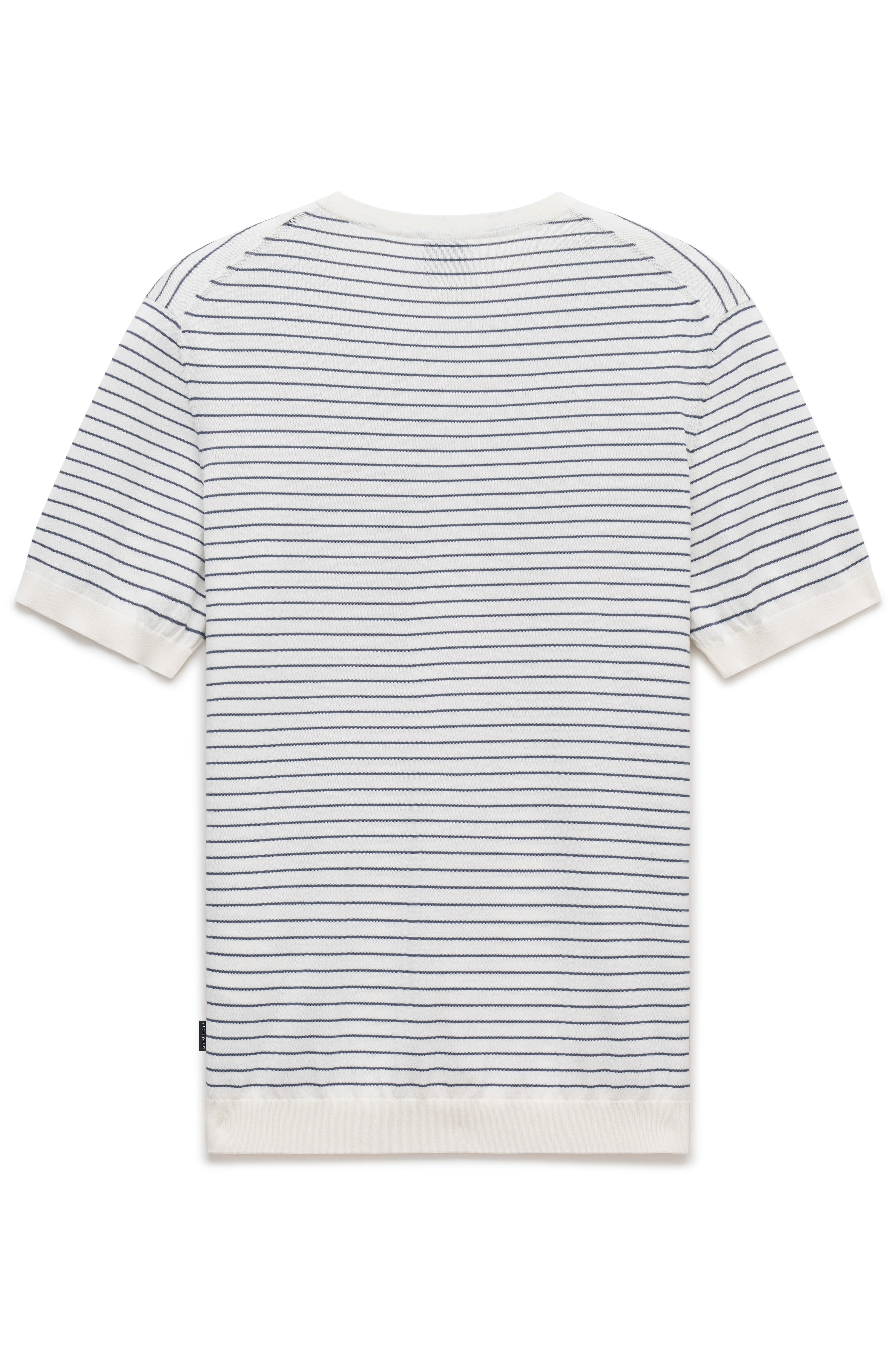 Weißes bugatti T-Shirt mit blauen Streifen, Büstenbild, elegantes Design.