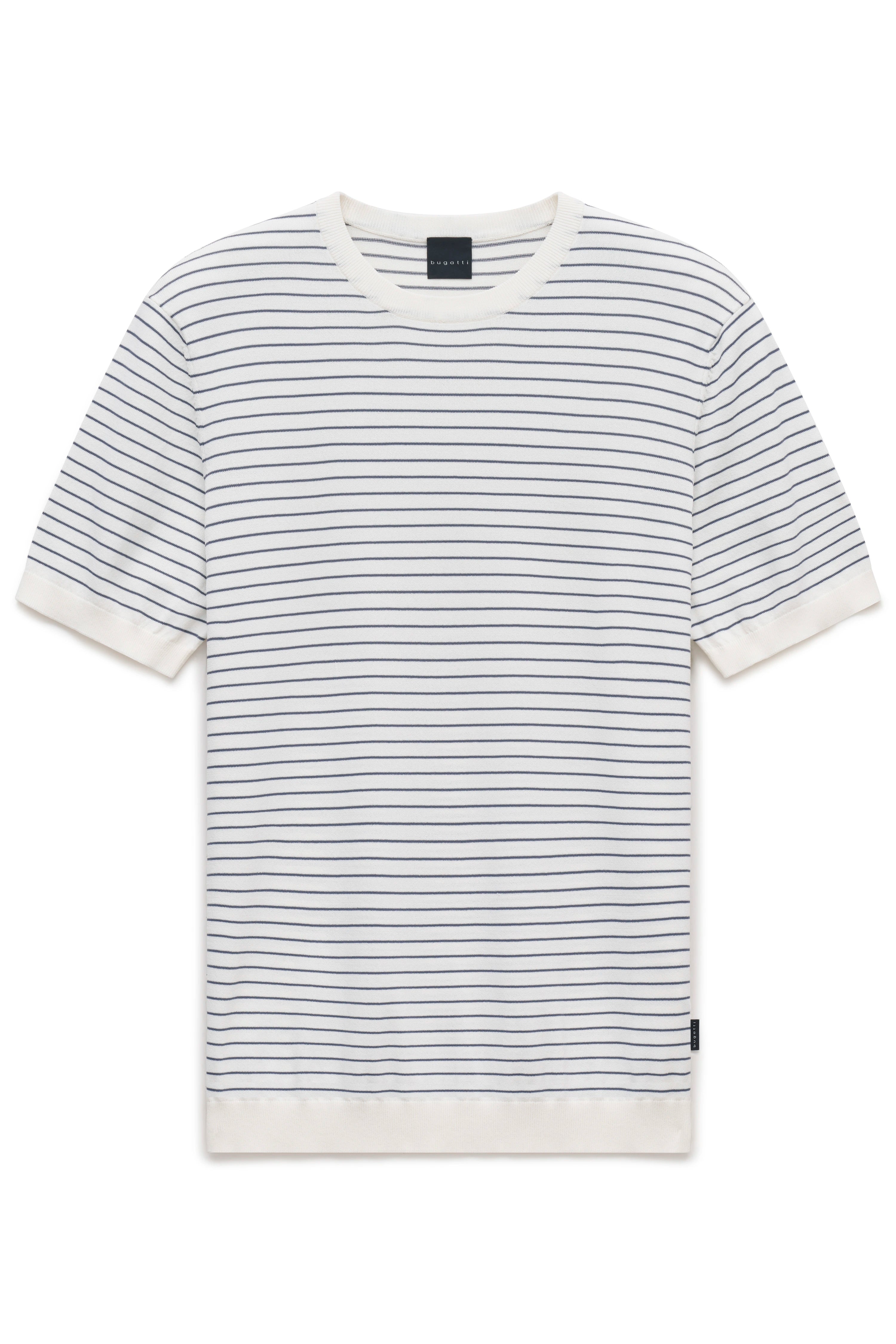 Weißes bugatti T-Shirt mit dünnen blauen Streifen, Büstenbild.