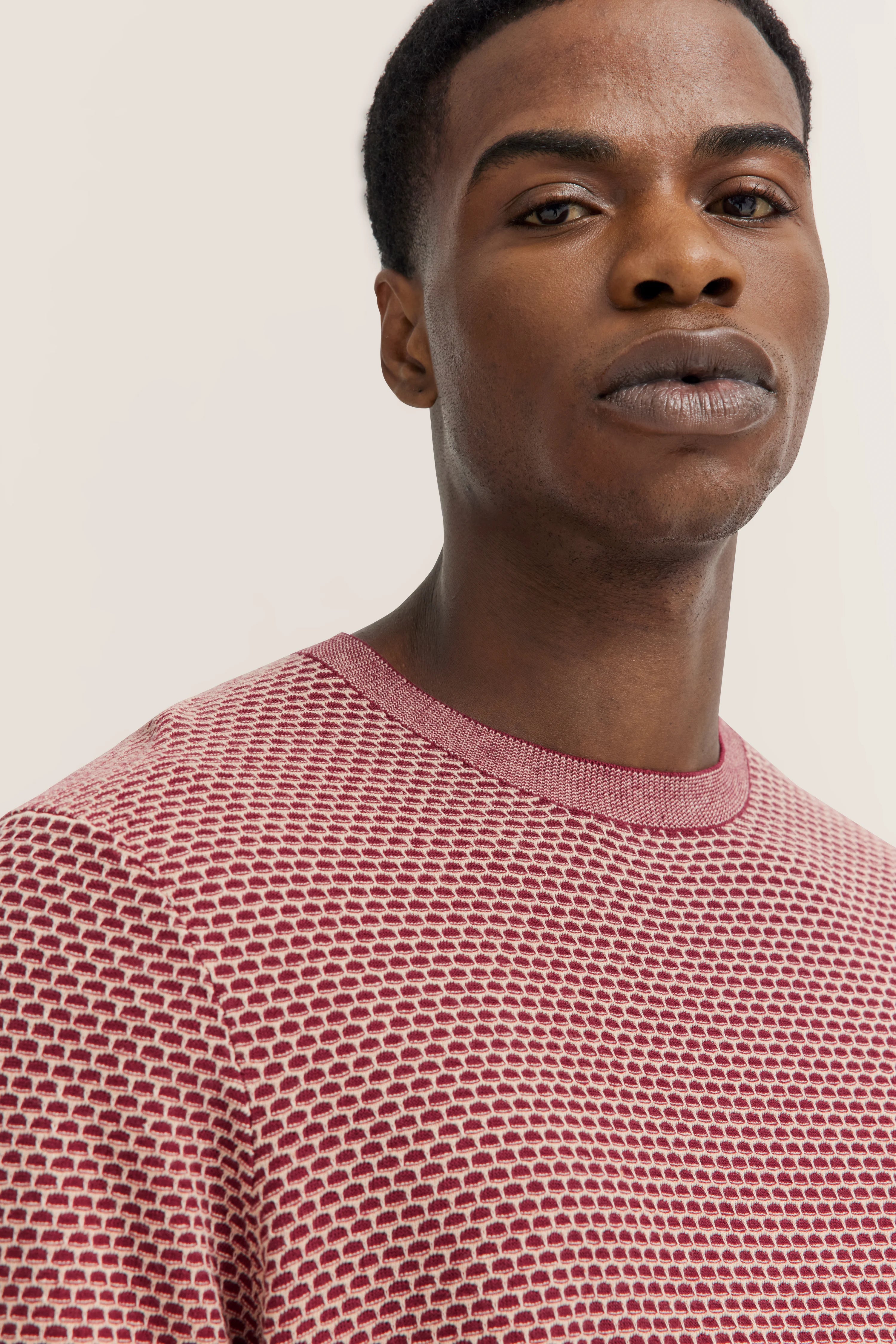 Borstbeeld met rode gebreide pullover van bugatti, elegante textuur en stijlvolle details.