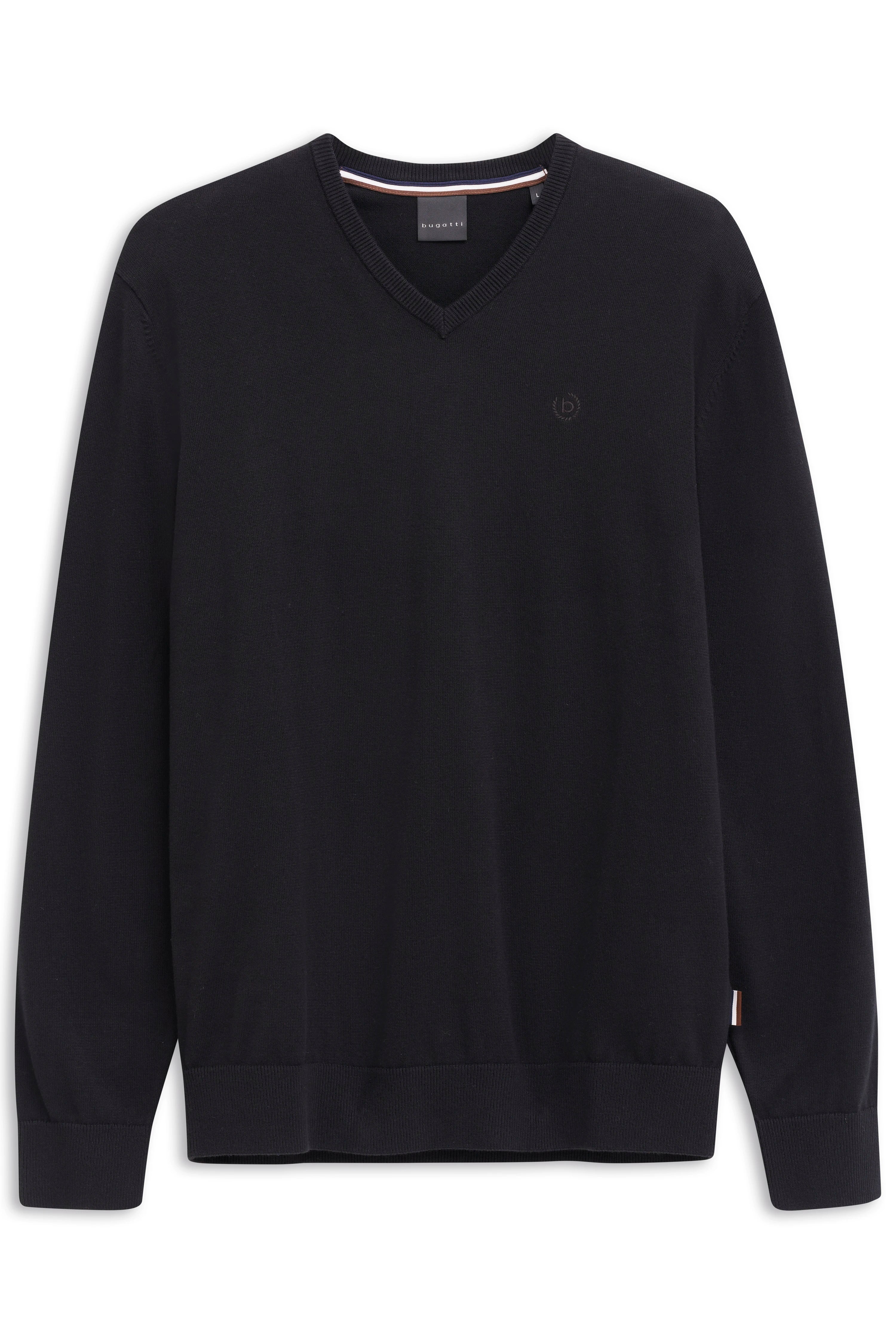 Model mit schwarzem bugatti V-Pullover, weißem Hemd und grauer Hose
