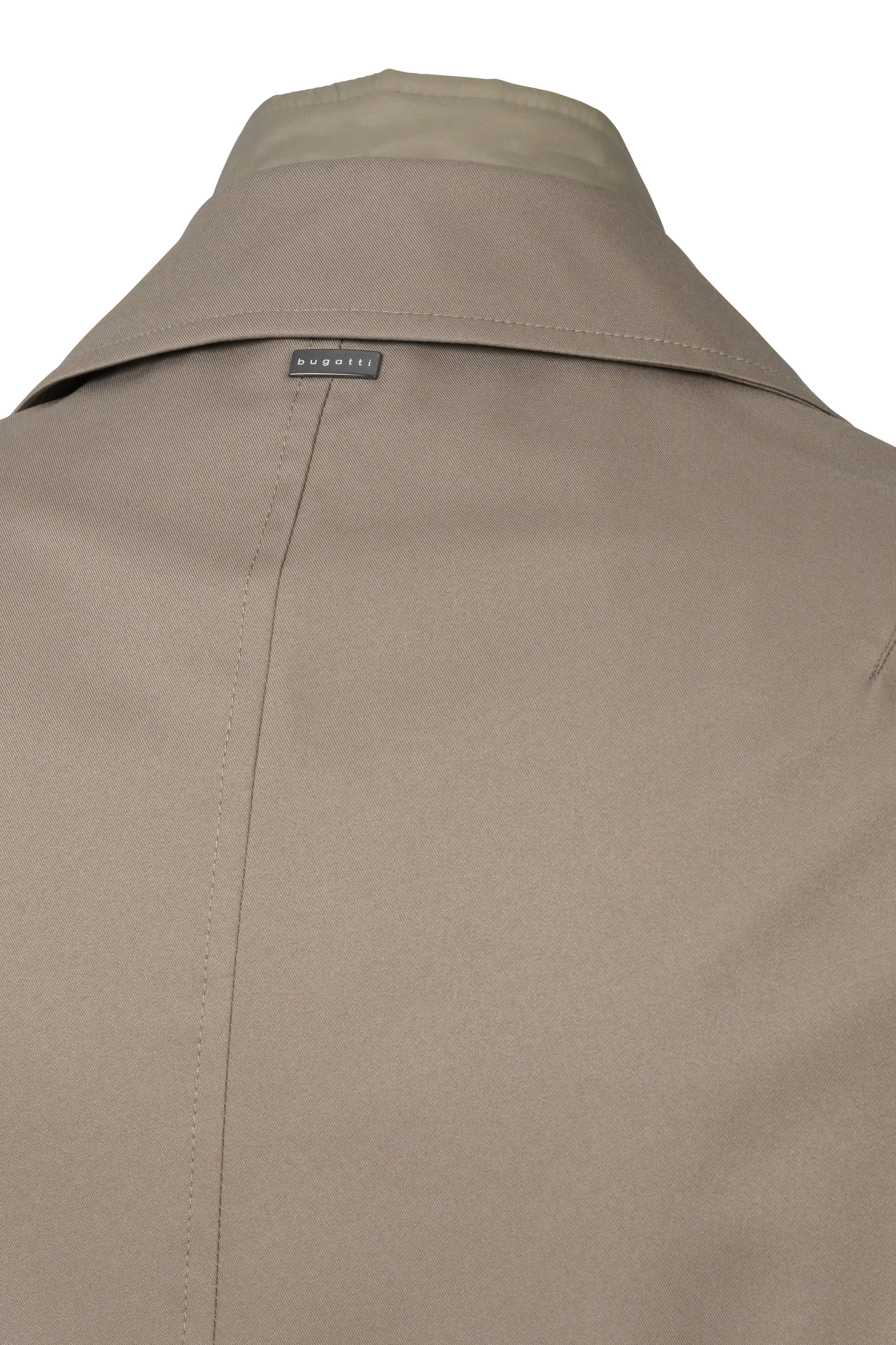 bugatti Mantel in Beige, Detailansicht des Kragens mit Logo, stilvoll und zeitlos.