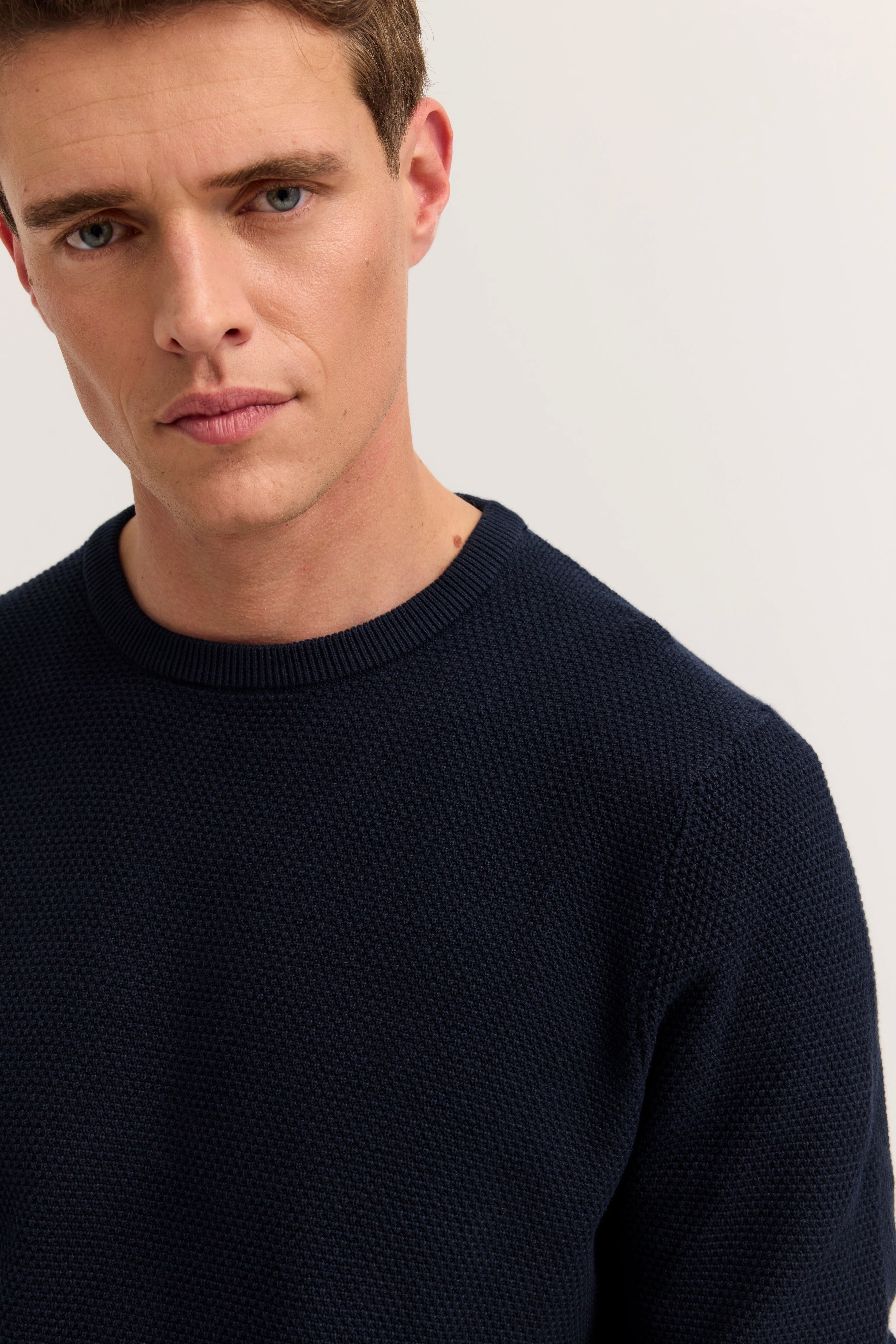 Dunkelblauer Strickpullover von bugatti, Modelbild, lässige Pose, zeitloser Stil.