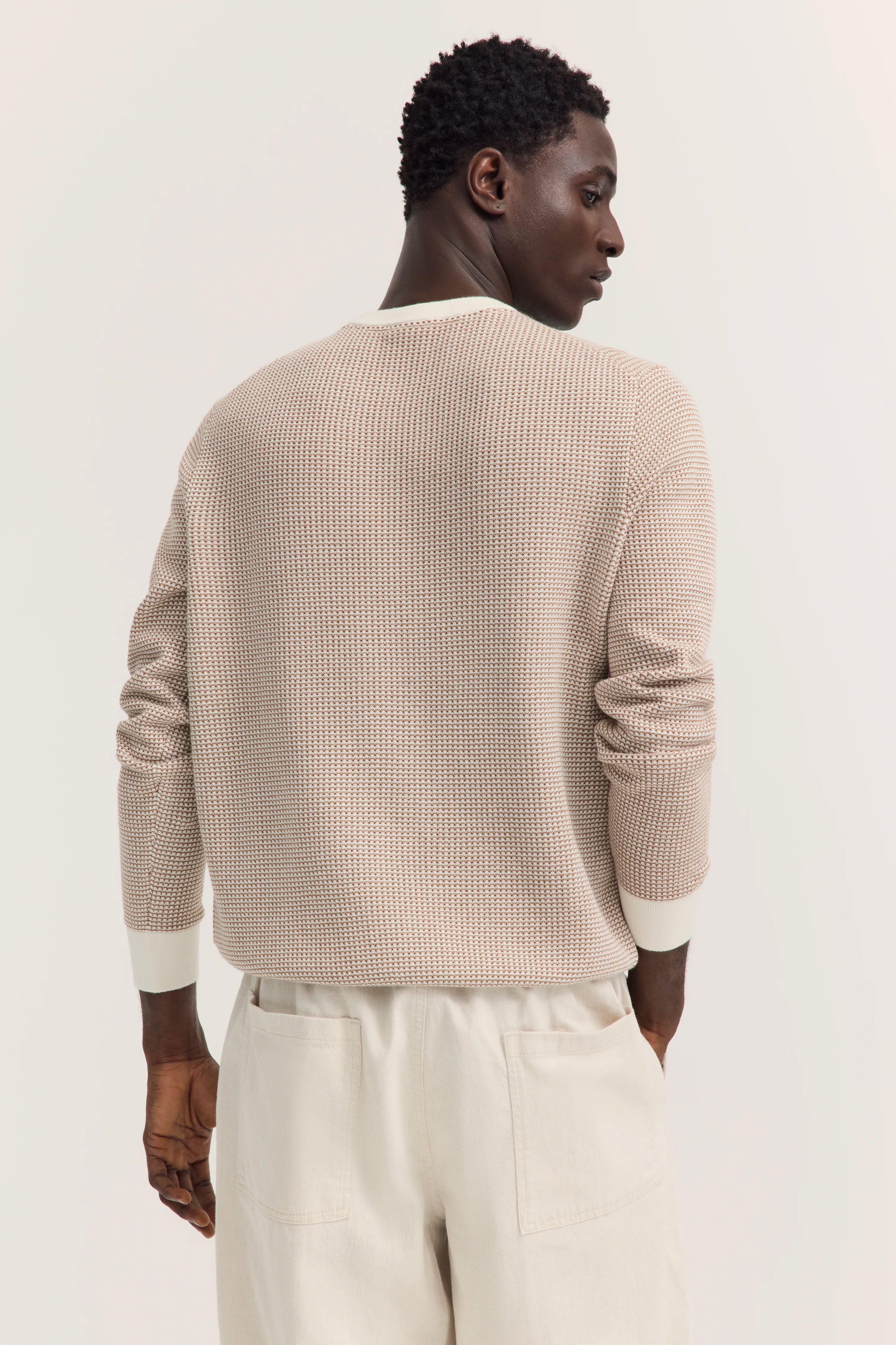 Beiger Strickpullover von bugatti, Rückansicht, legeres Modelbild, entspannte Pose.