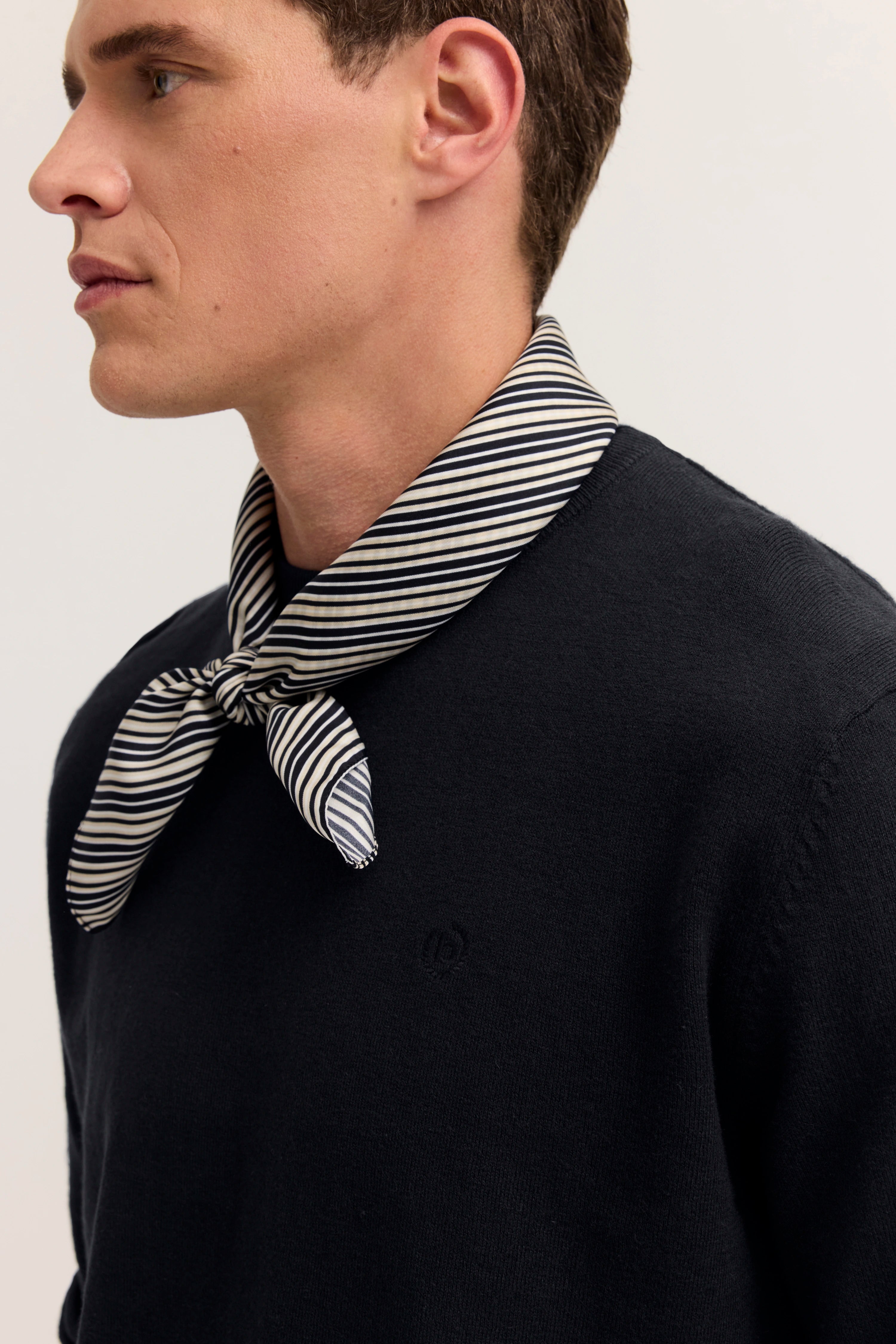 bugatti Modelbild: Rückansicht schwarzer Pullover, beige Hose
