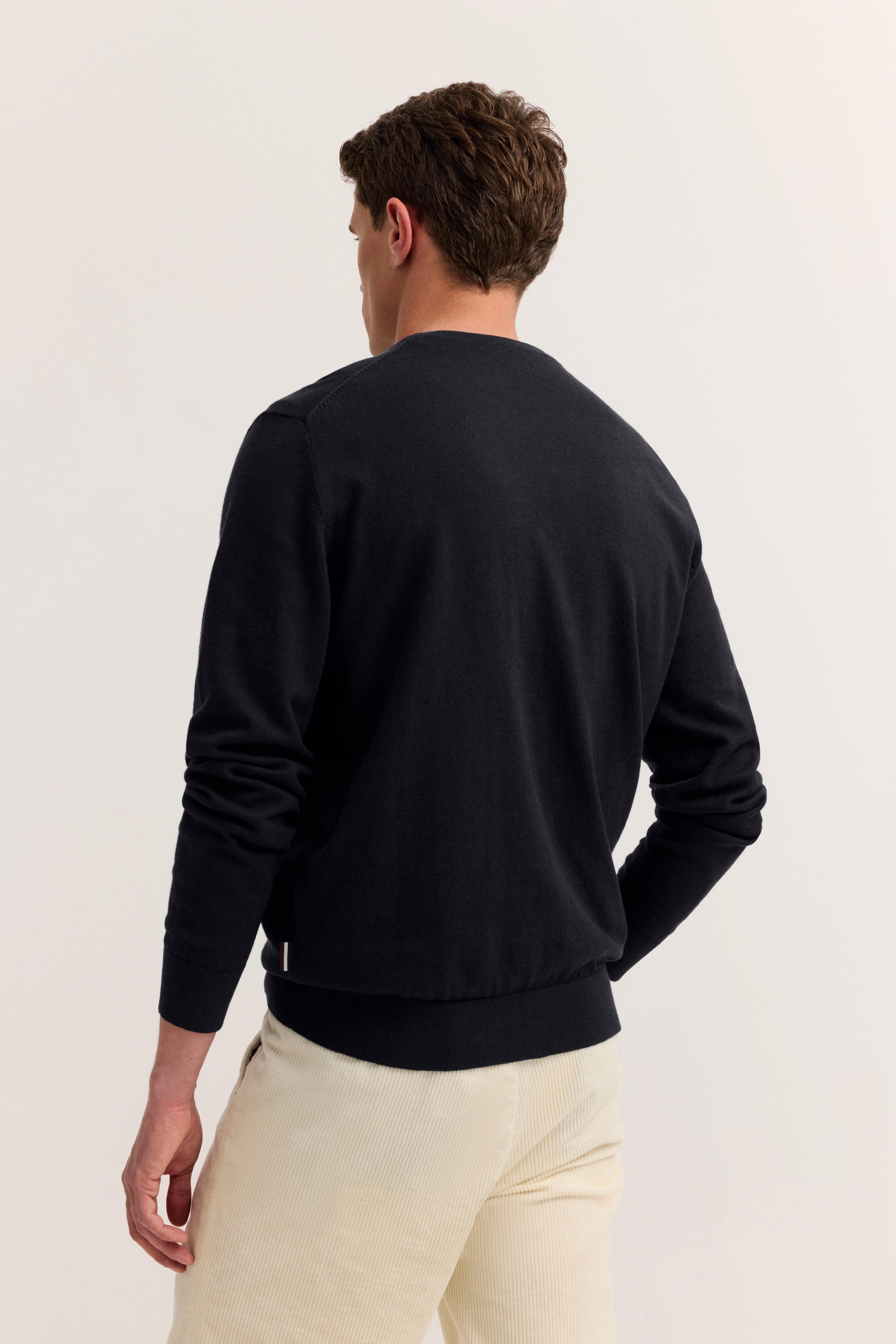  lässige Pose, Hände in Taschen.