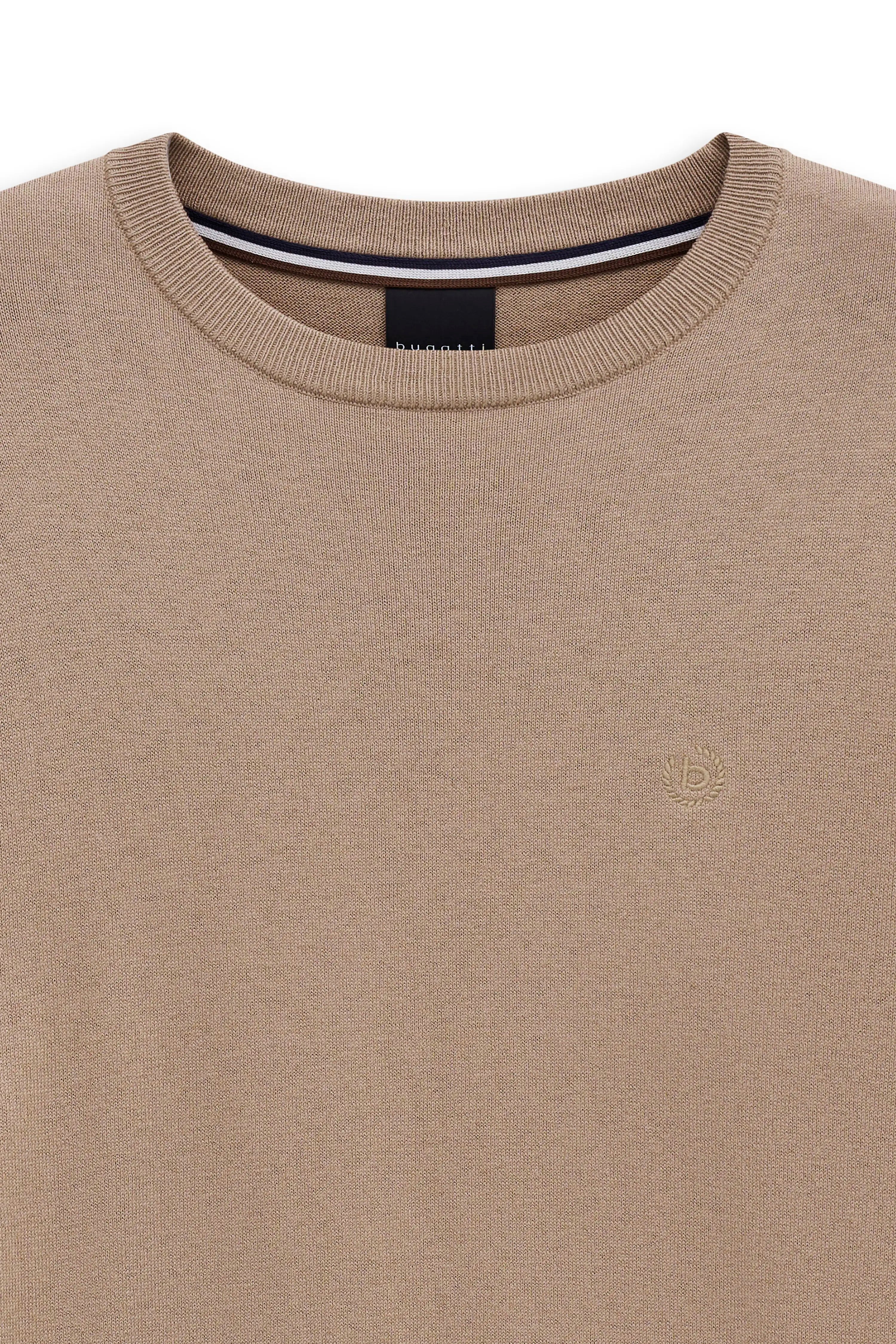 Beiges bugatti Pullover-Büstenbild, elegantes Design, feine Struktur, dezentes Logo.