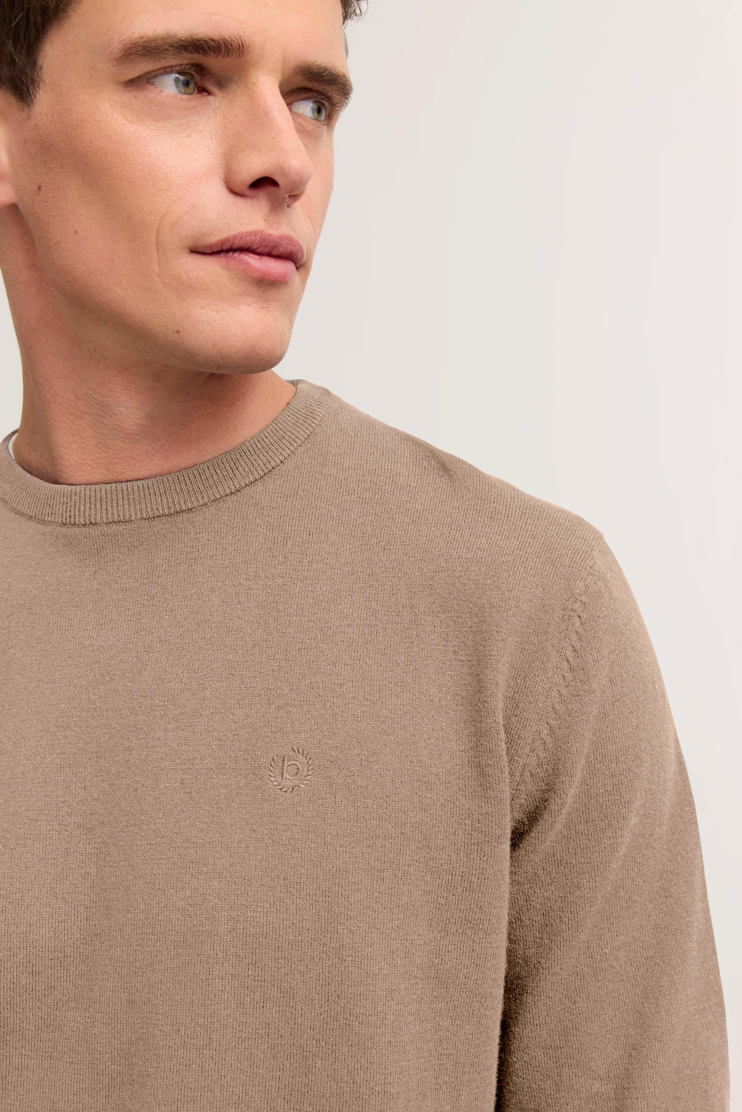 Beigefarbener bugatti Pullover in Bustendarstellung, klassischer Schnitt, hochwertiges Material.
