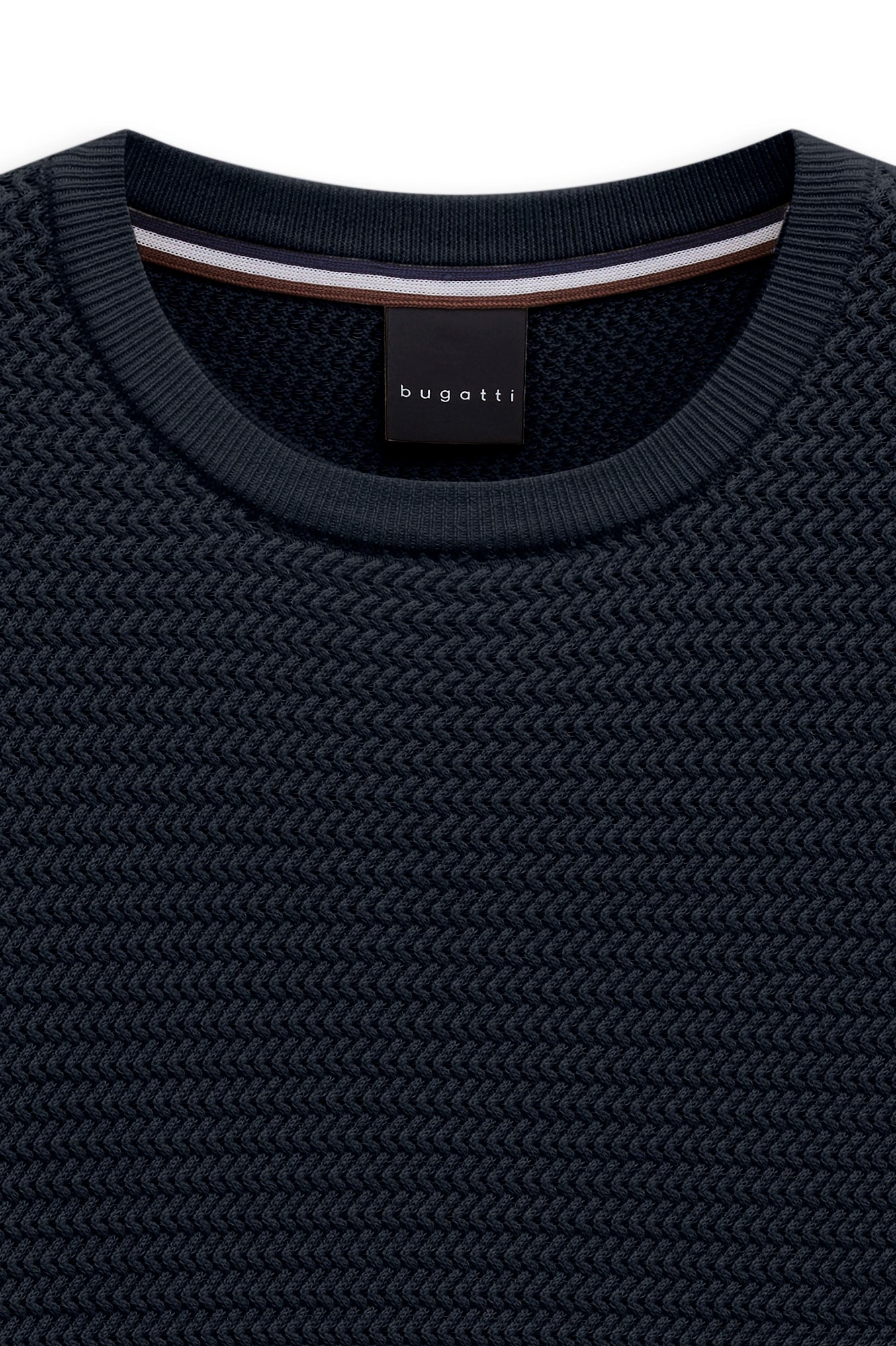 Dunkelblauer bugatti Strickpullover, Nahaufnahme, strukturierter Stoff, klassischer Rundhalsausschnitt.