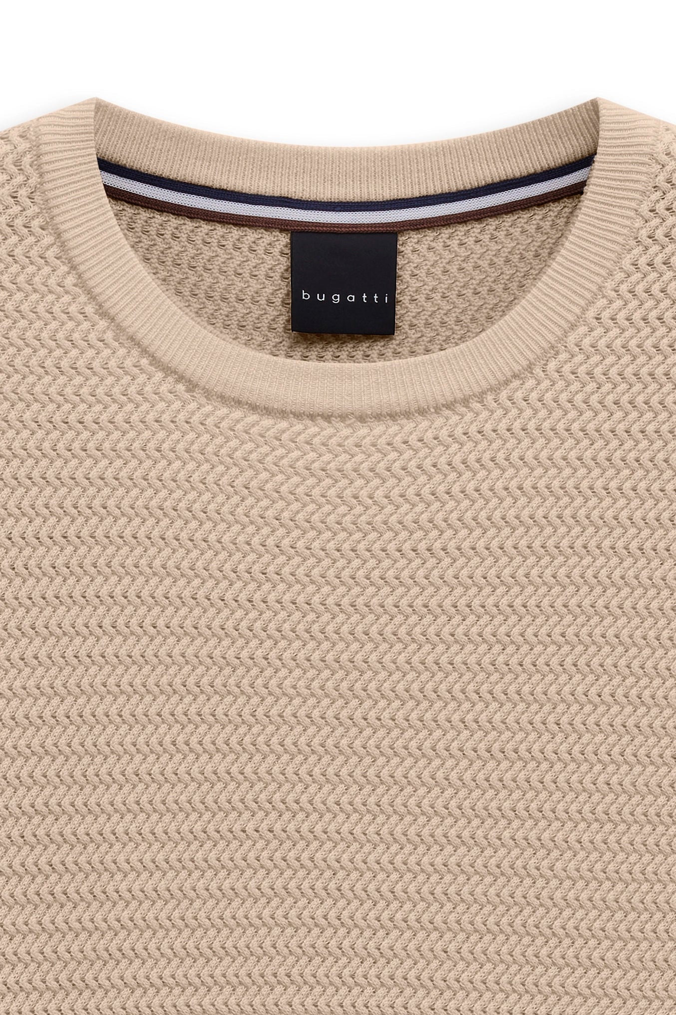 Beiger bugatti Strickpullover mit Zopfmuster, Büstenbild, stilvoll und zeitloses Design.