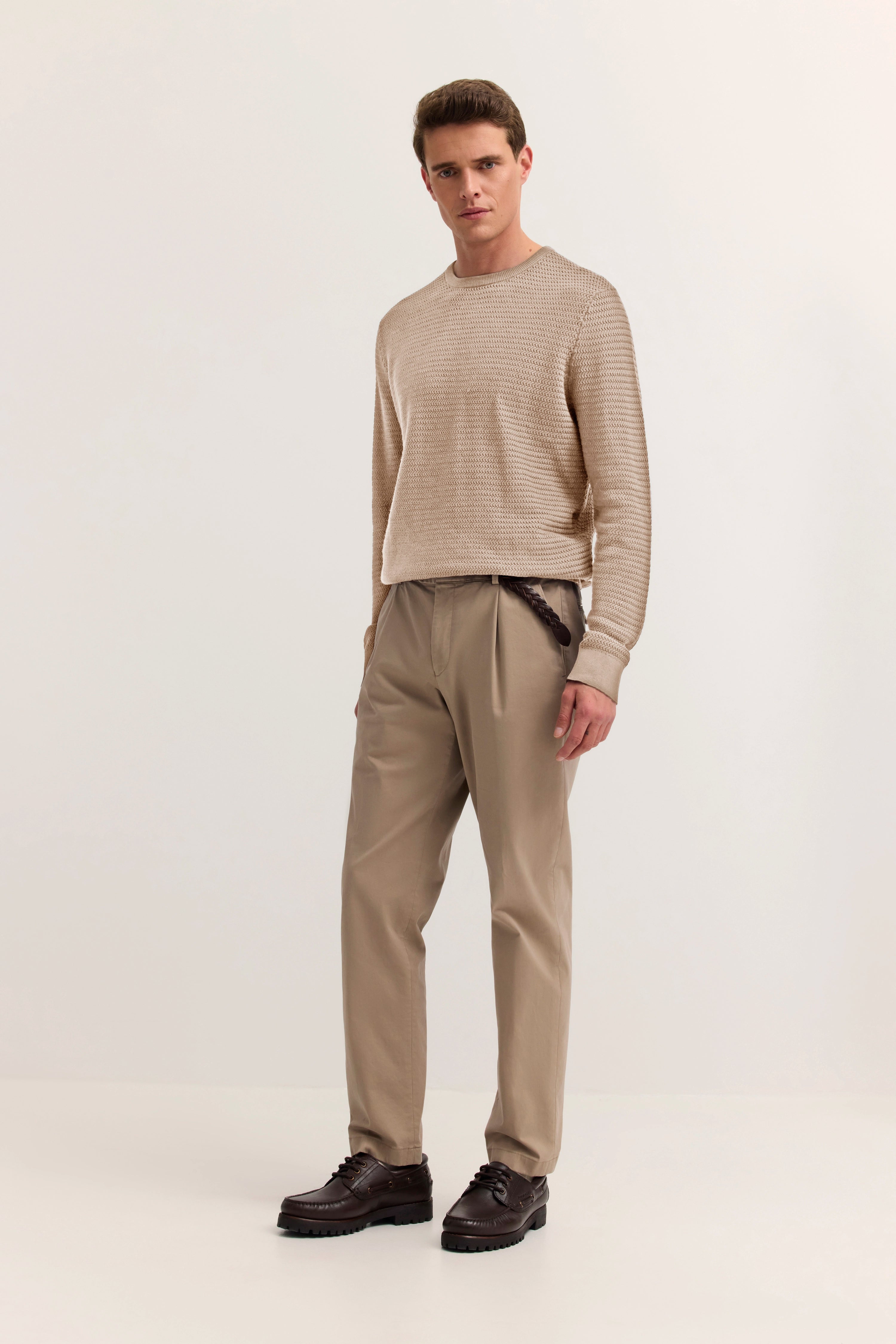 Beiger Pullover und beige Hose, Modelbild, entspanntes Posing, bugatti Stil und Eleganz.