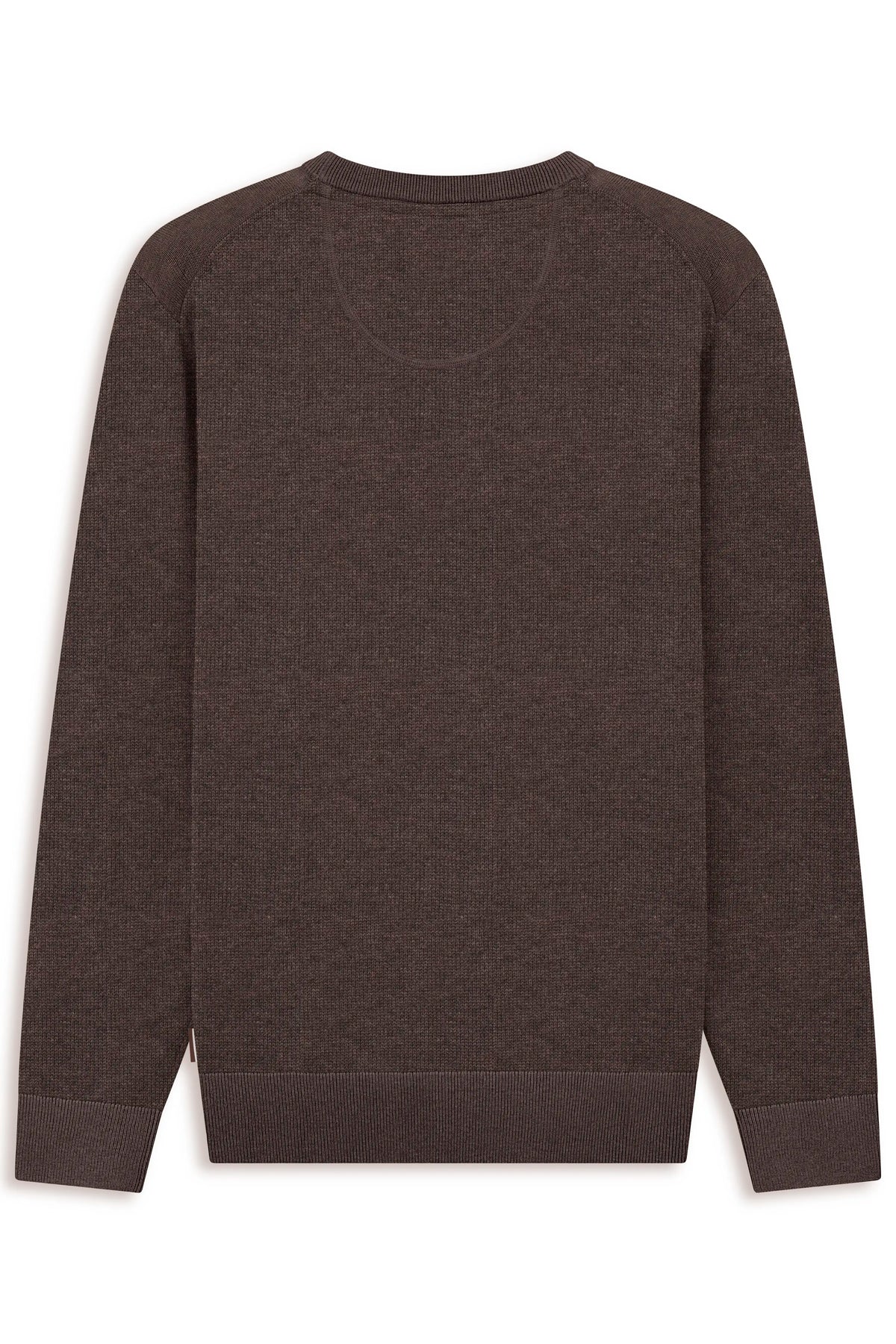 Brauner bugatti Pullover, Rundhals, feines Strickmuster, legeres Büstenbild.