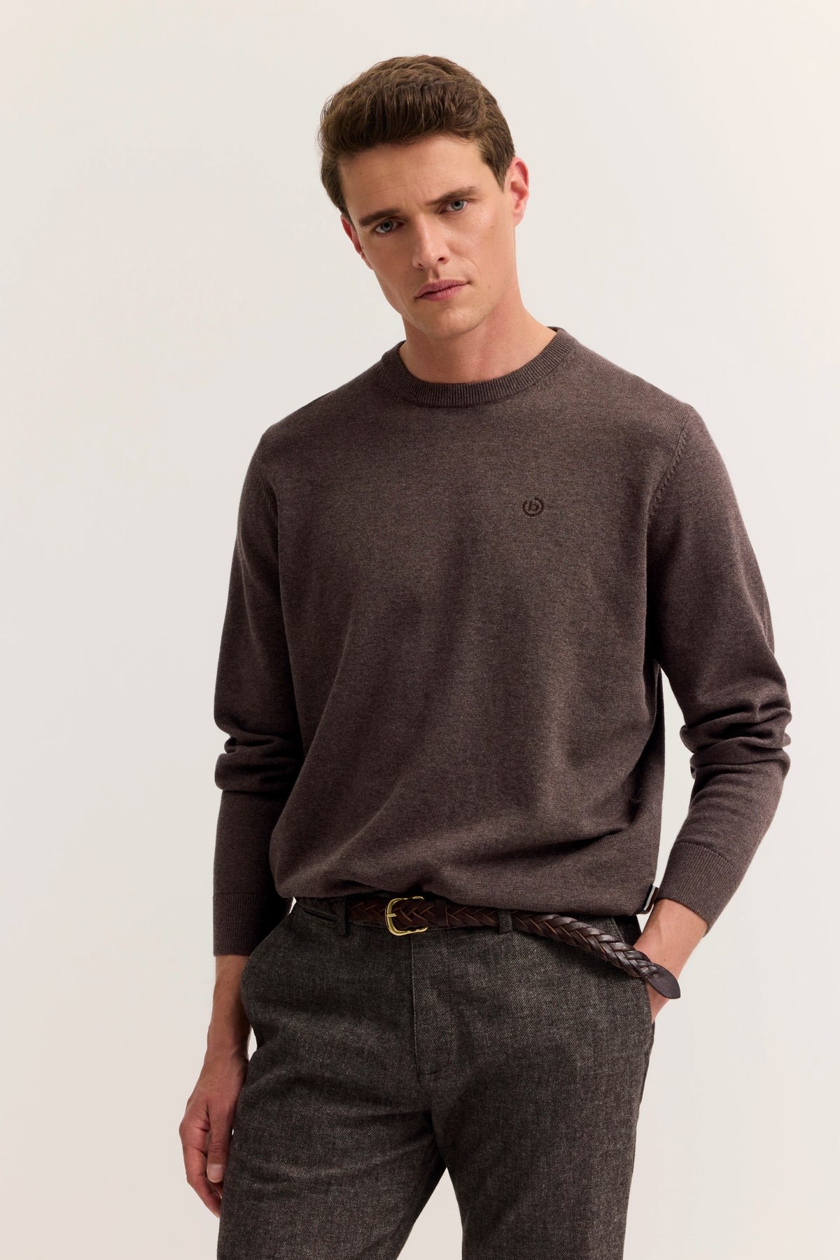 Modelbild: Mann in braunem bugatti Pullover, graue Hose