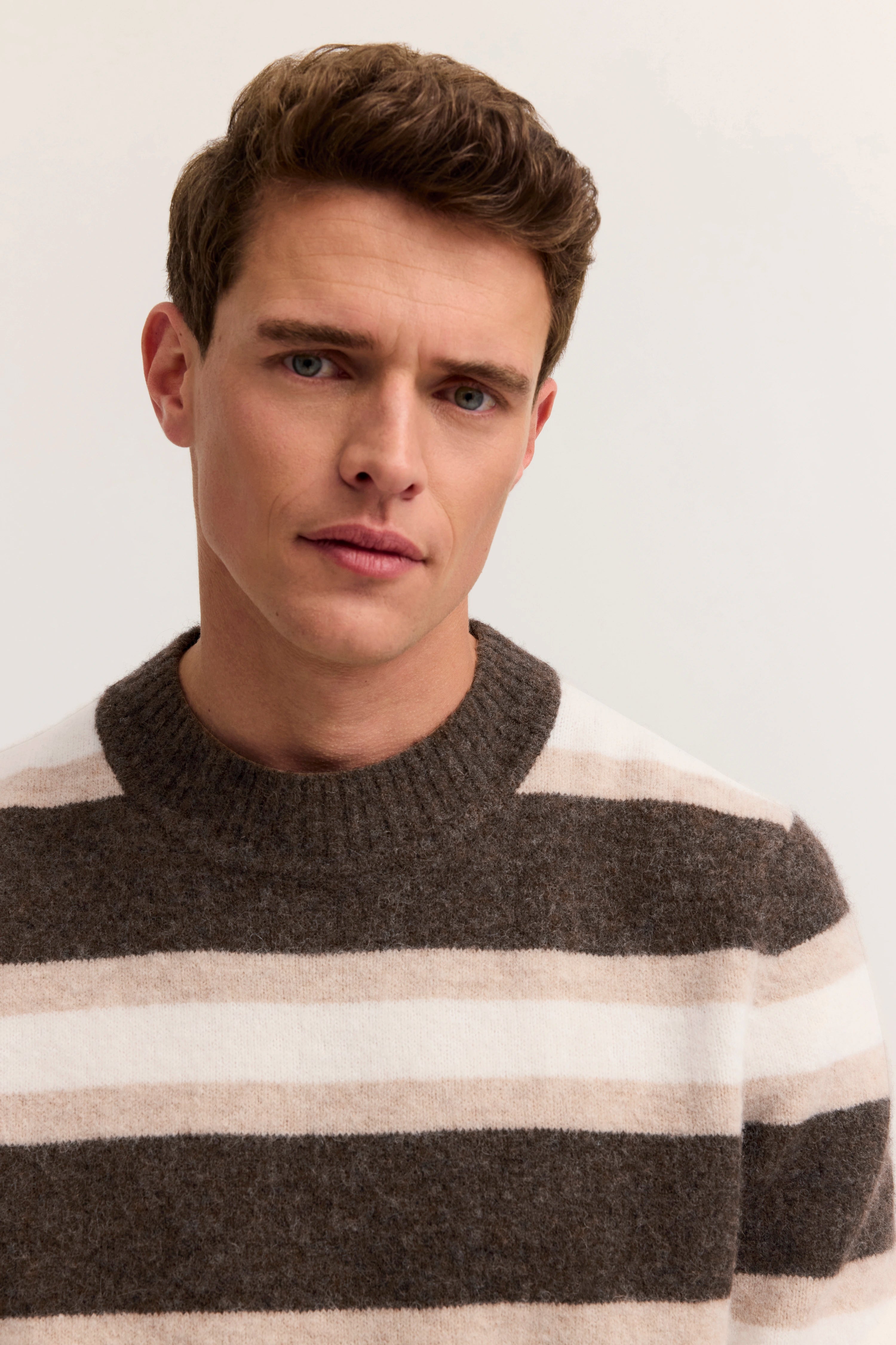Büstenbild mit Strickpullover in braun-beige gestreift von bugatti, entspanntes, klassisches Design.