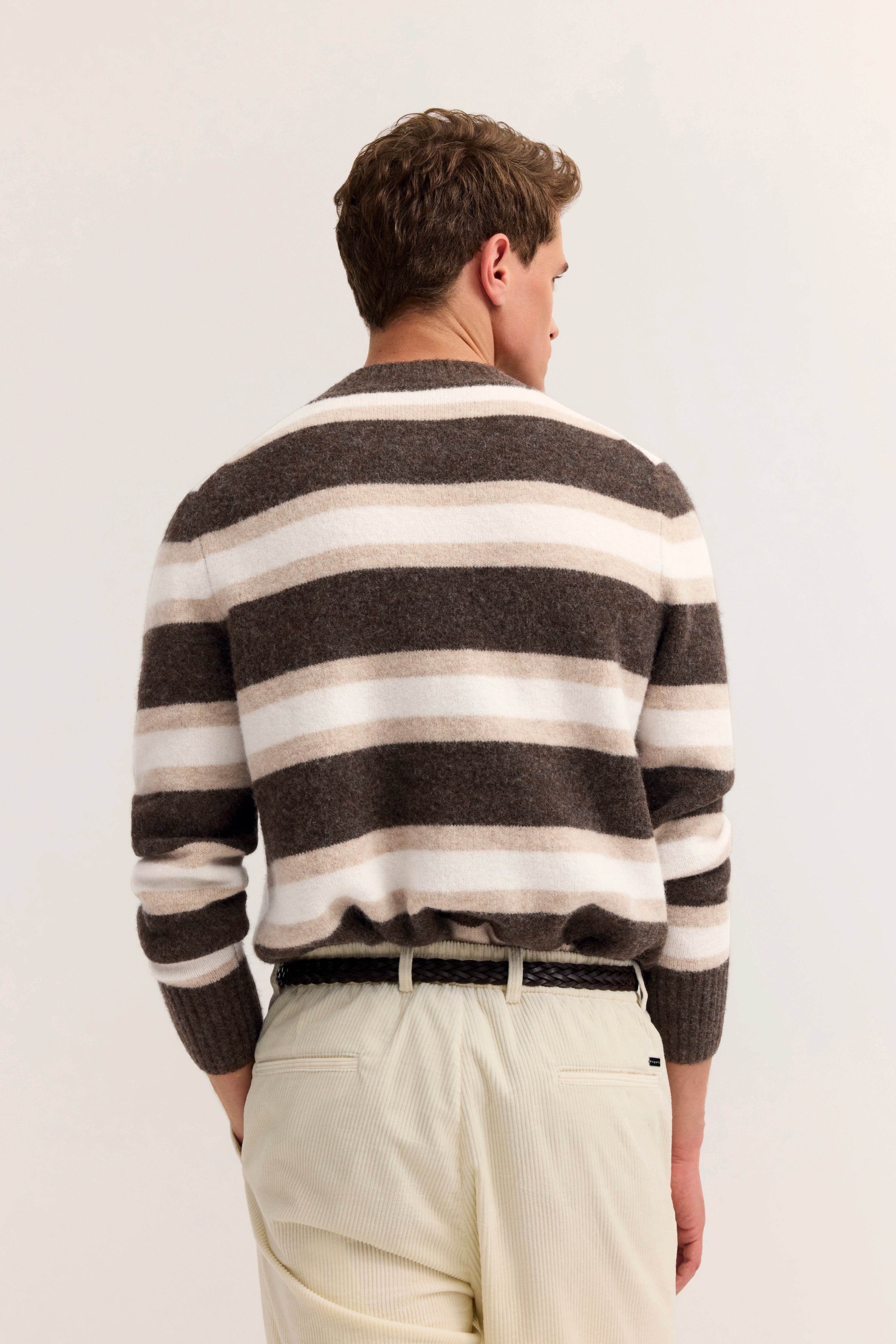 Bugatti Pullover braun-weiß gestreift, beige Hose, Modelbild von hinten.