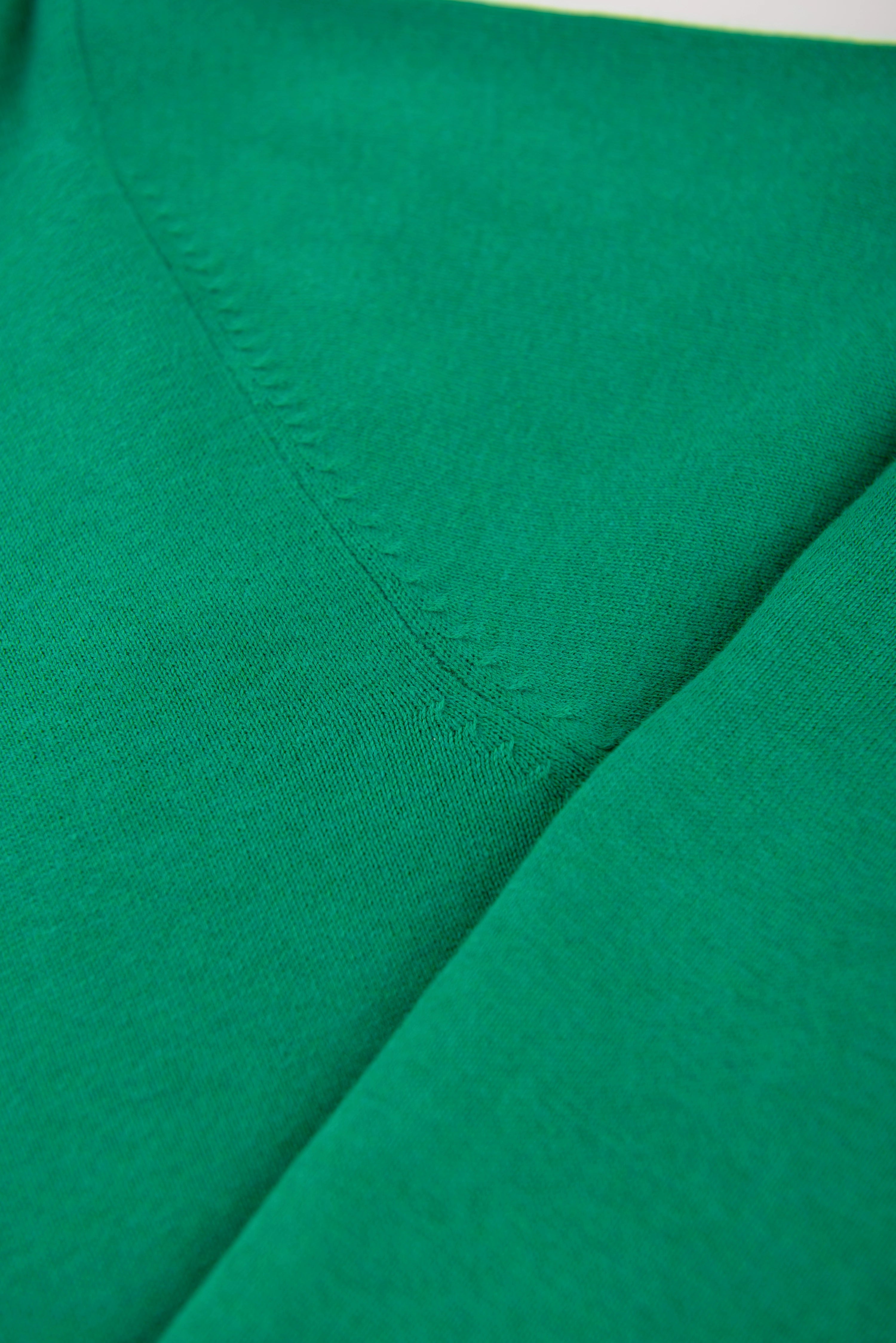 Grüner Stoffdetail, Nahaufnahme, Textur und Muster sichtbar, ideal für bugatti Kollektion.