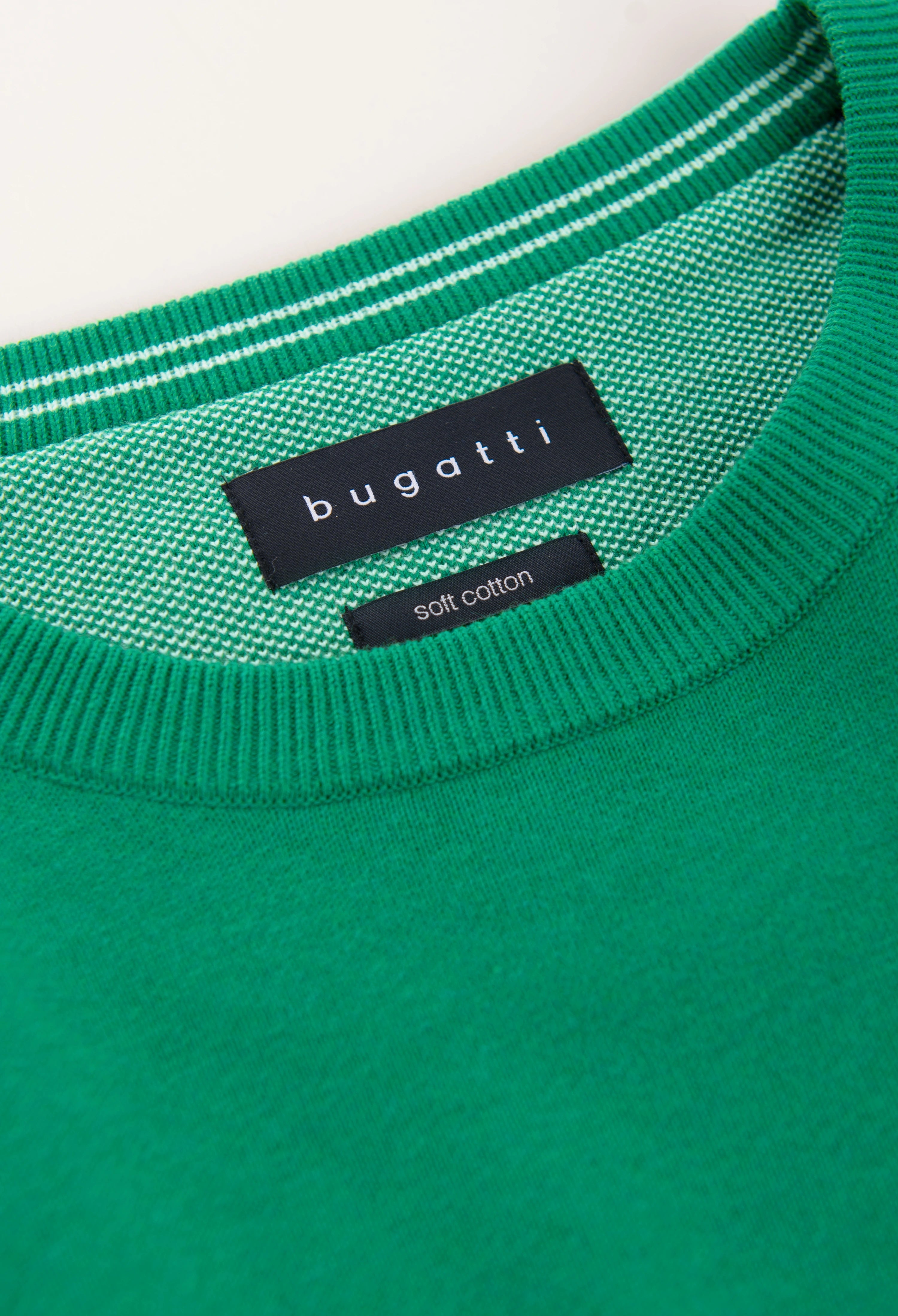 Grüner bugatti Pullover aus weicher Baumwolle, Detailansicht des Labels.