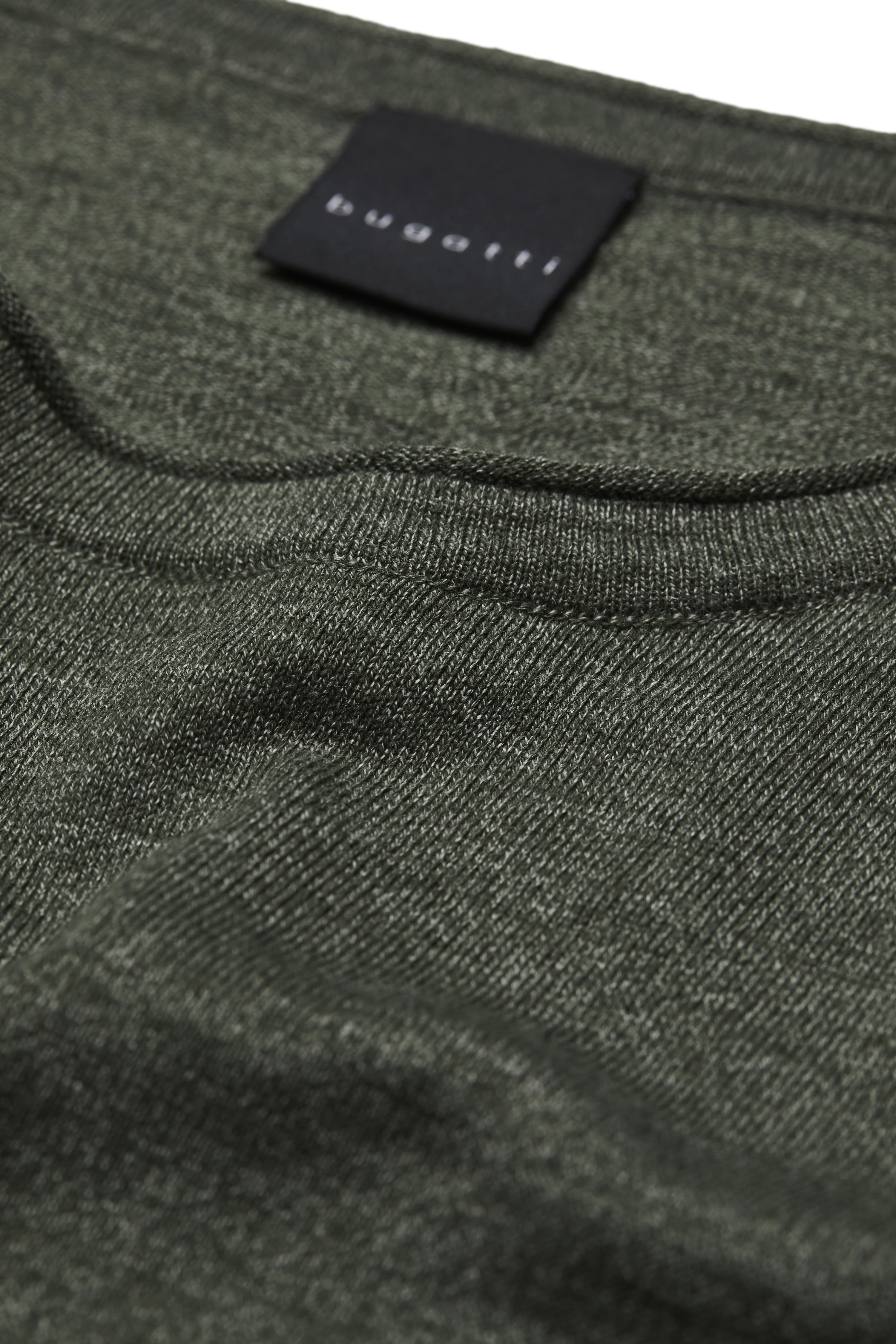 Bugatti olivgrünes Strickshirt, Nahaufnahme, weiche Textur, elegantes Design.