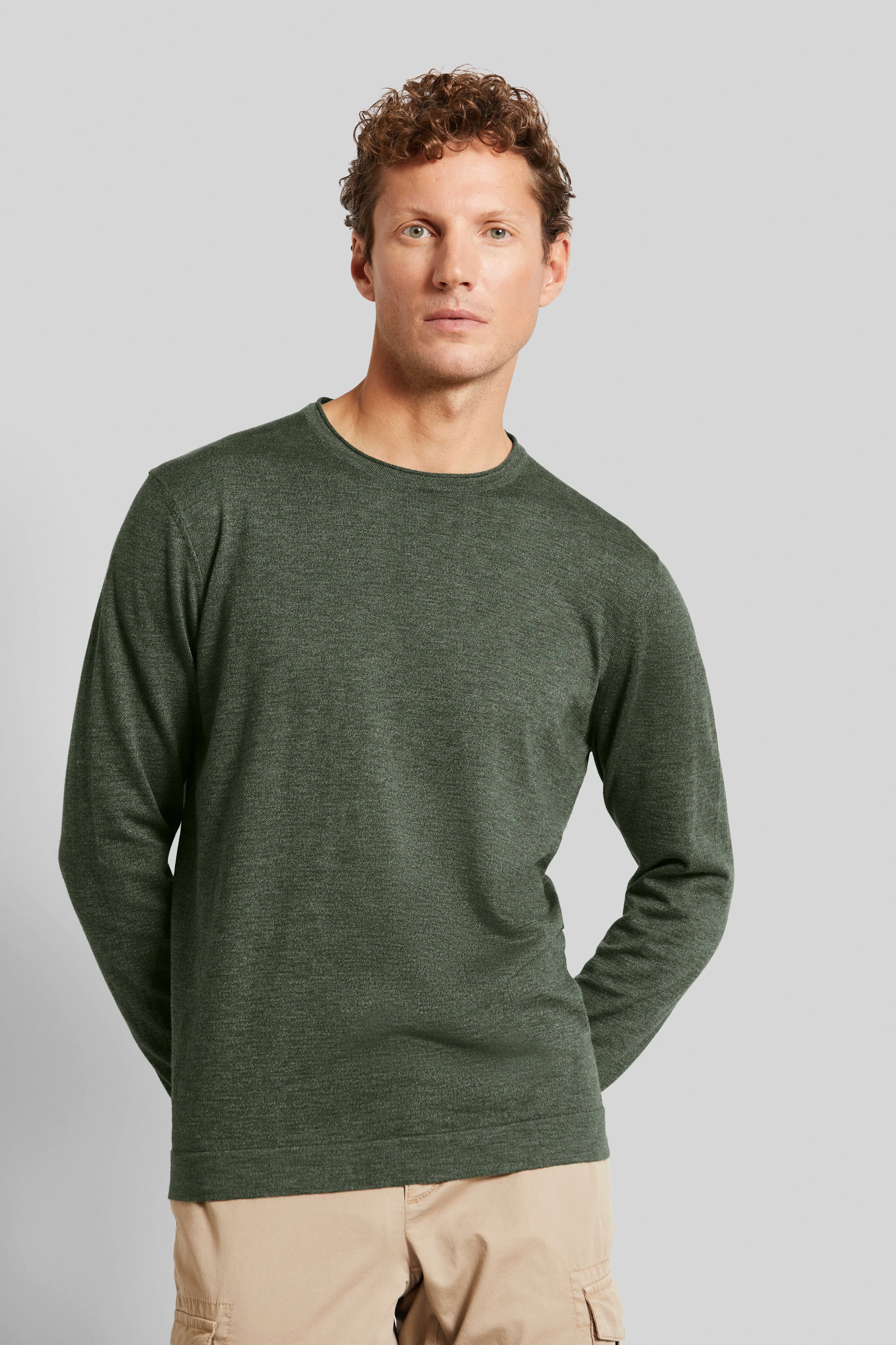 Grünes bugatti Langarmshirt, legerer Stil, Modelbild mit entspannter Haltung.