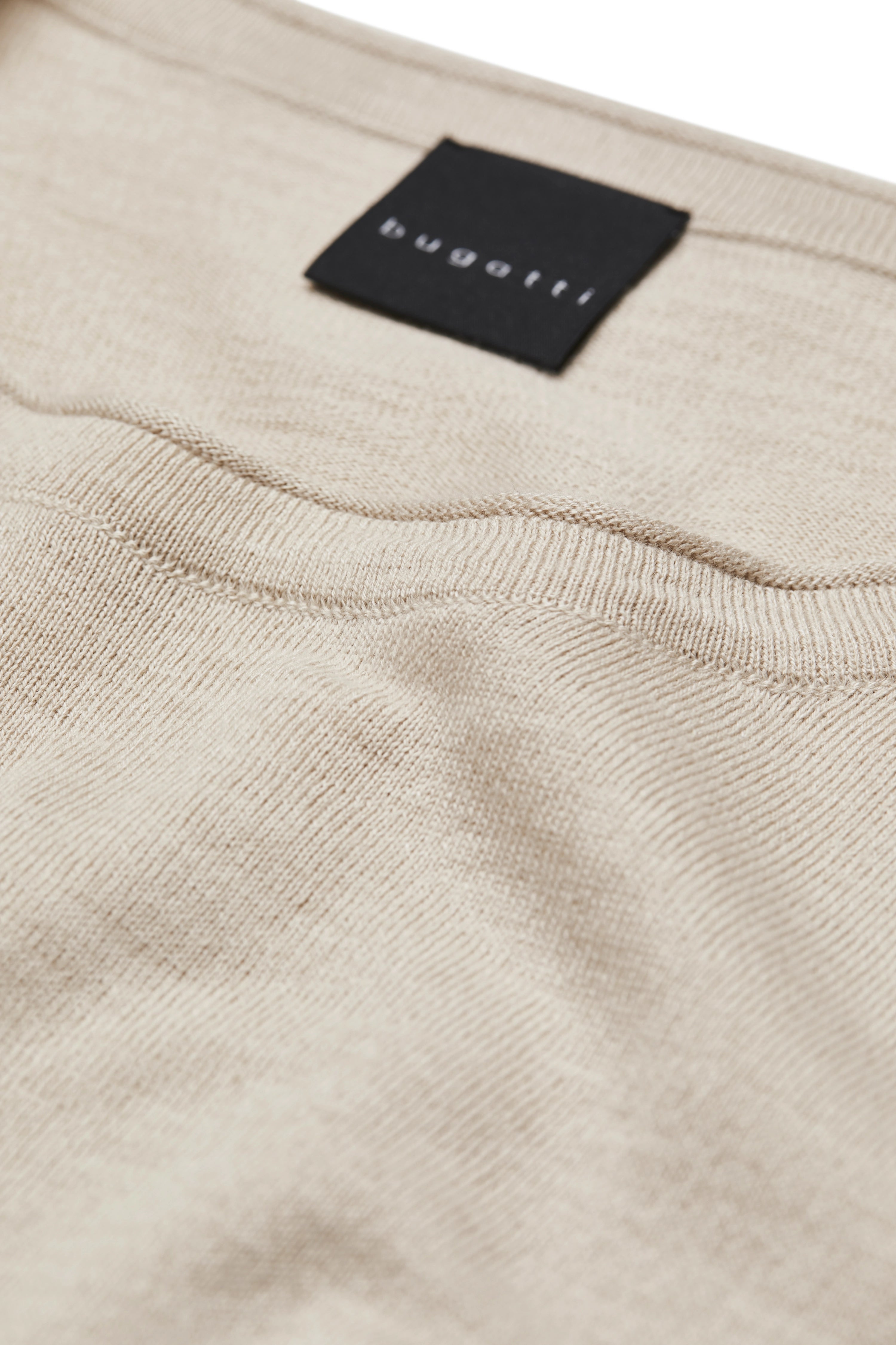 Beiges bugatti Shirt aus weichem Material mit Labeldetail, Büstenbild.