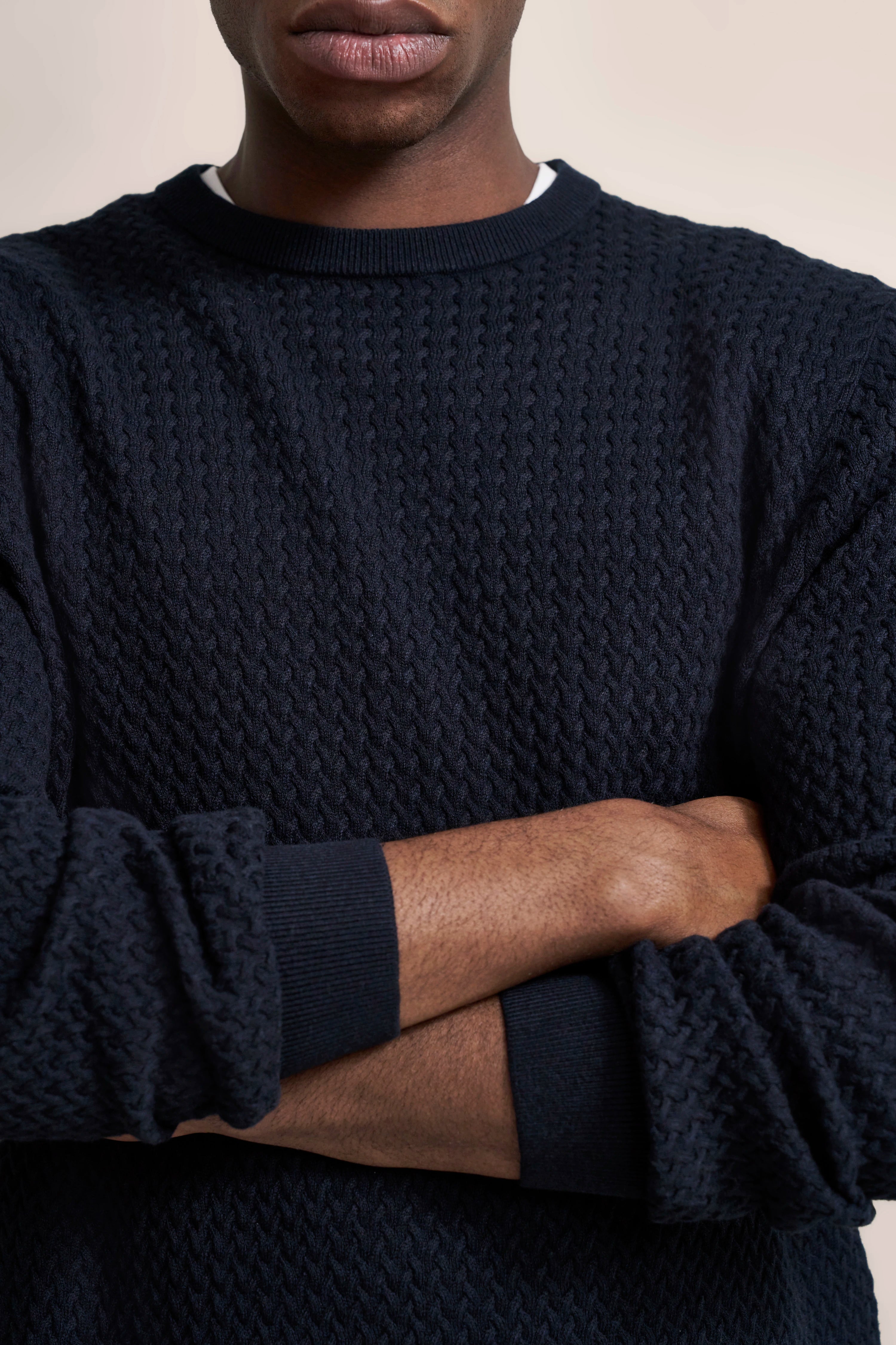 Navy blauer Strickpullover von bugatti, Modelbild mit verschränkten Armen, detailreiche Struktur.