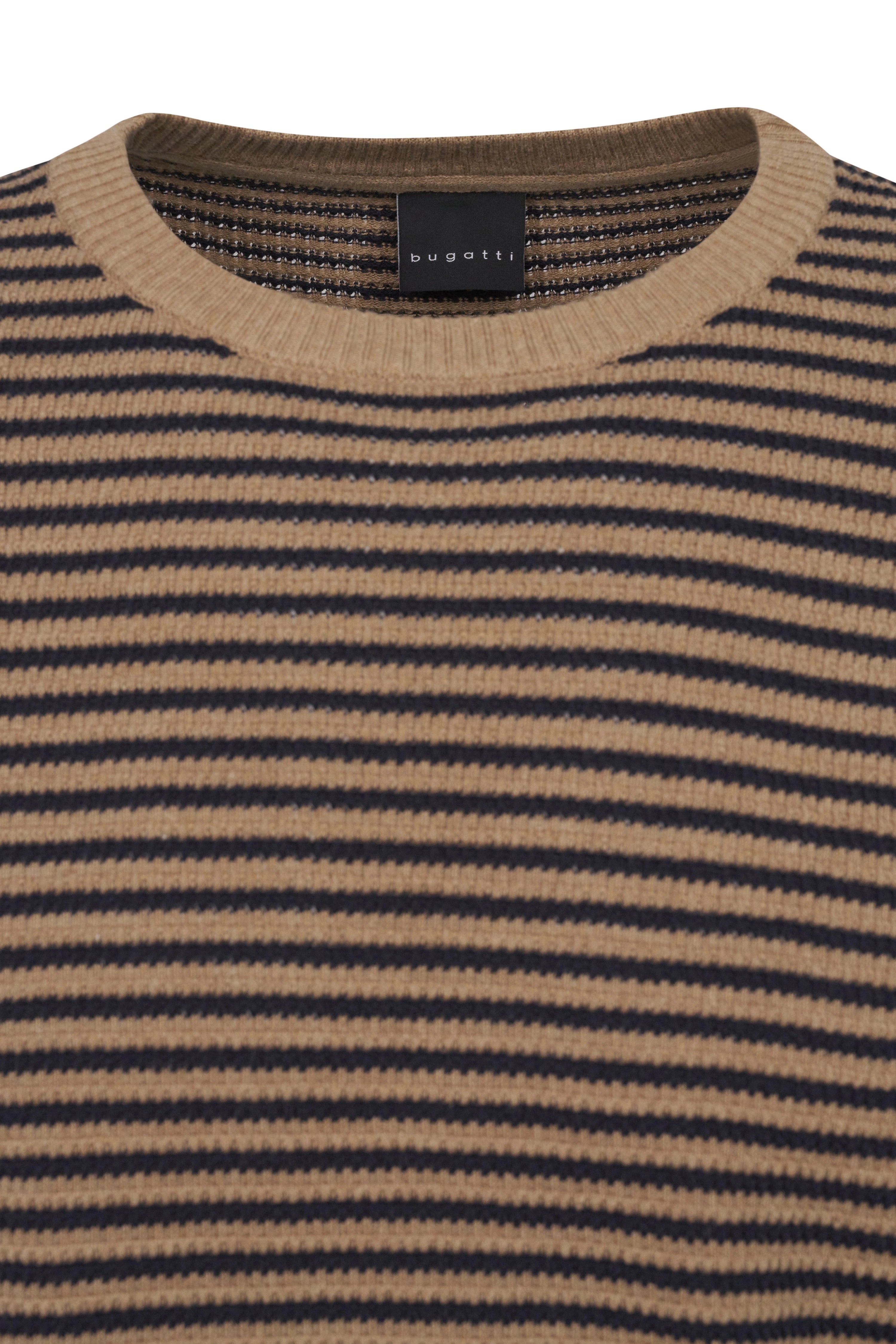 bugatti gestreifter Pullover in Beige und Dunkelblau, Büstenbild, aus hochwertigen Materialien.