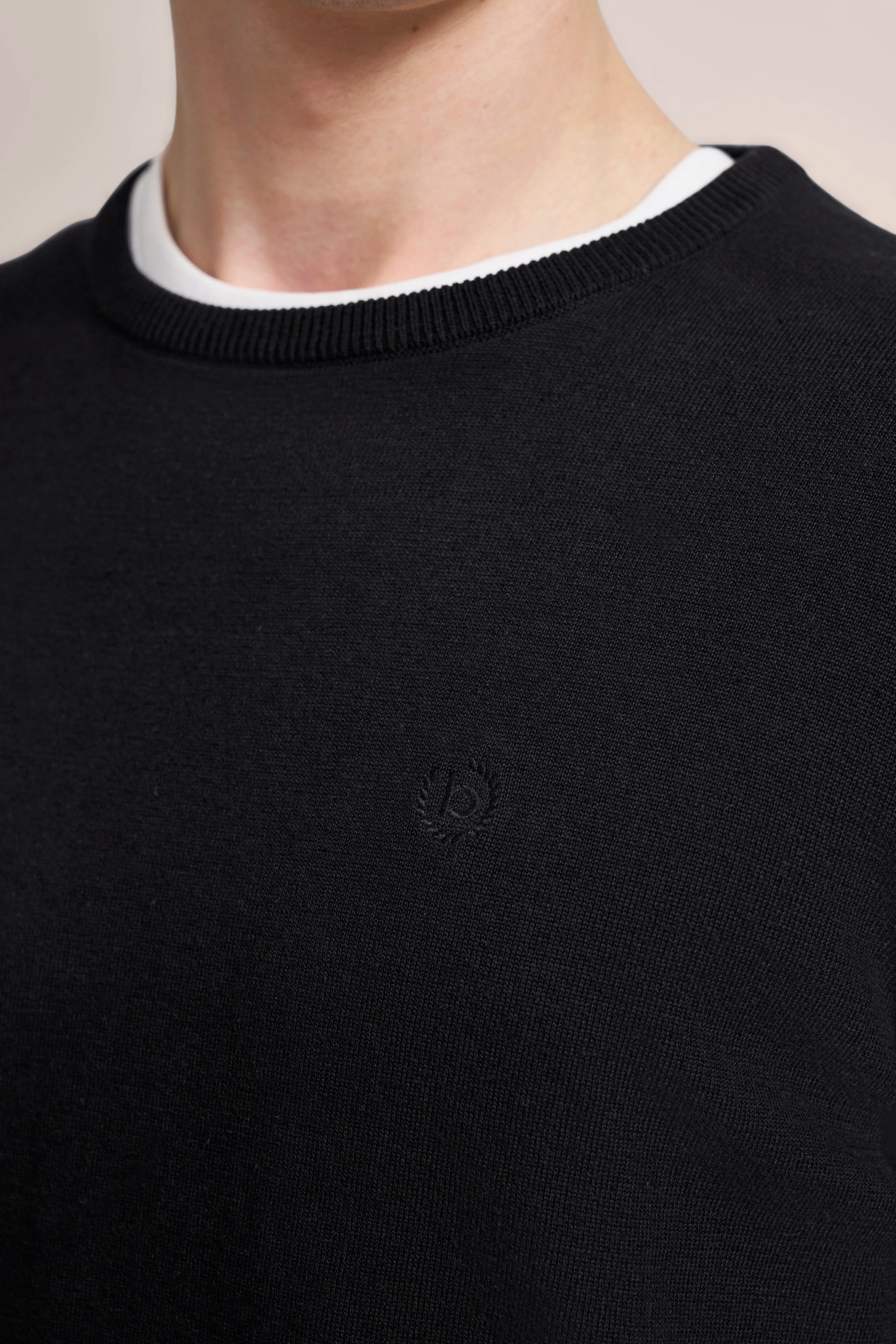 Schwarzer bugatti Pullover, Büstenbild, dezentes Logo, rundem Ausschnitt, stilvoll und hochwertig.
