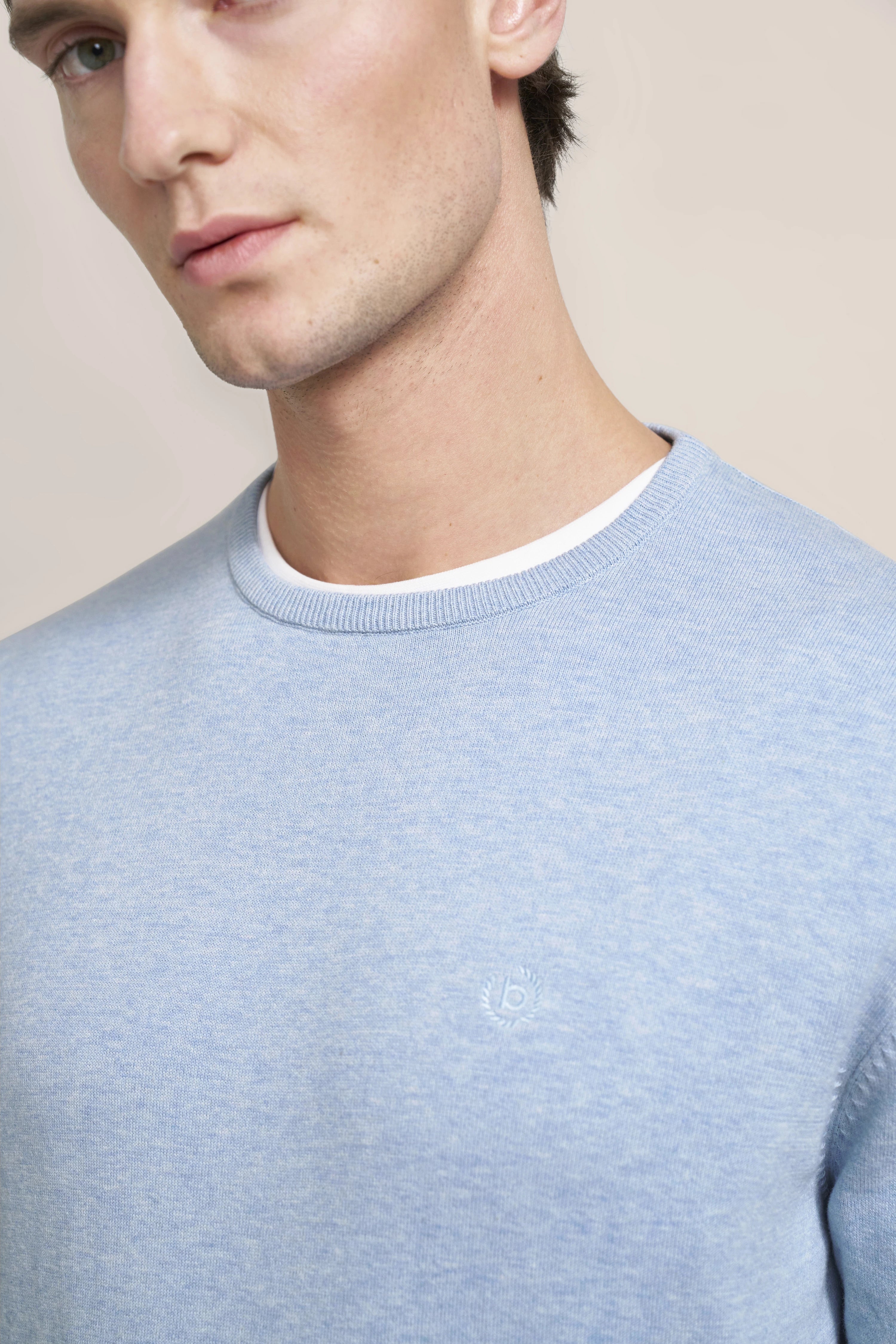 Blaues bugatti Pullover-Modelbild, Close-up. Dezente Eleganz und zeitloser Stil.
