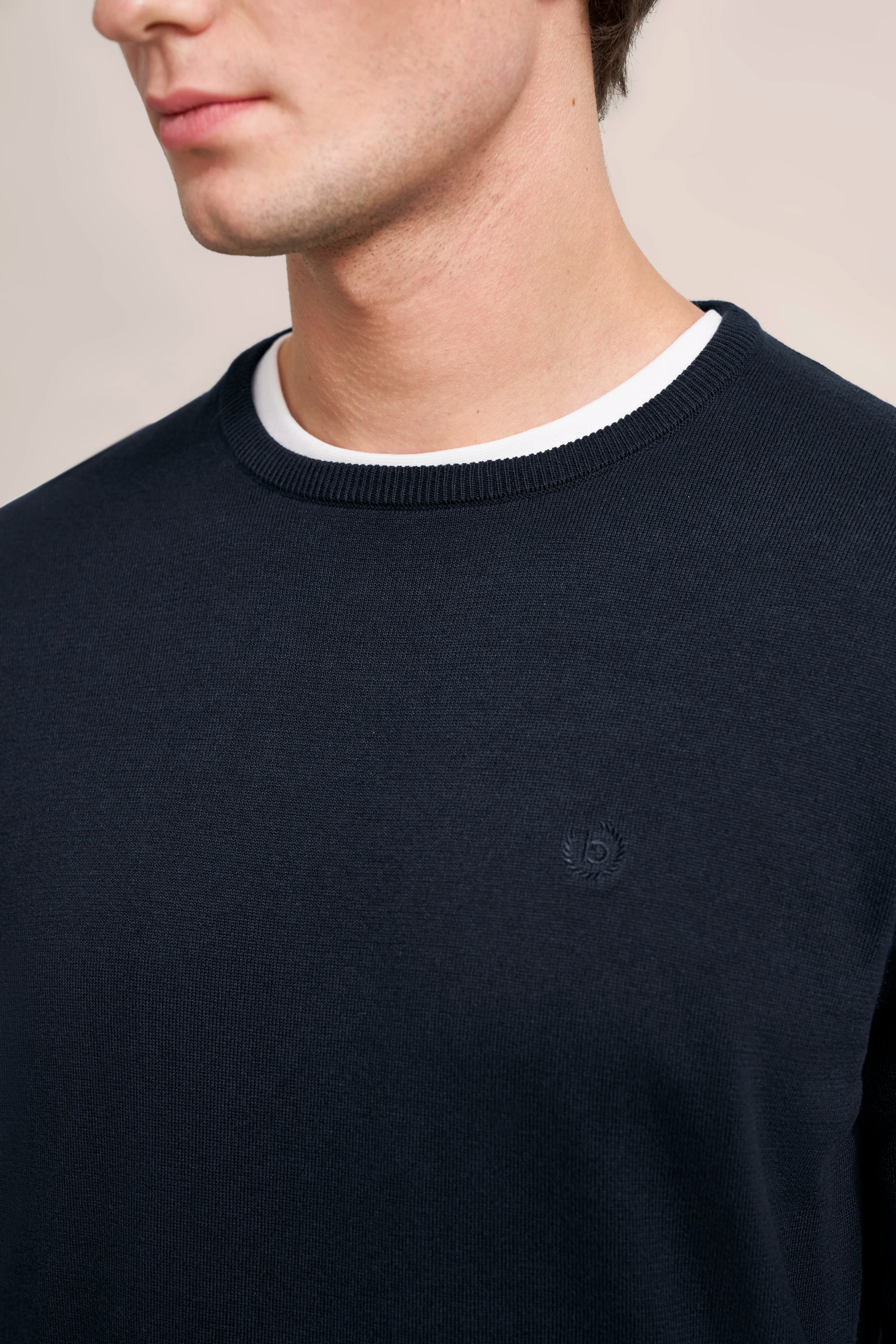 Bugatti Herren Pullover, dunkelblau, Büstenbild, eleganter Stil und hochwertige Verarbeitung.