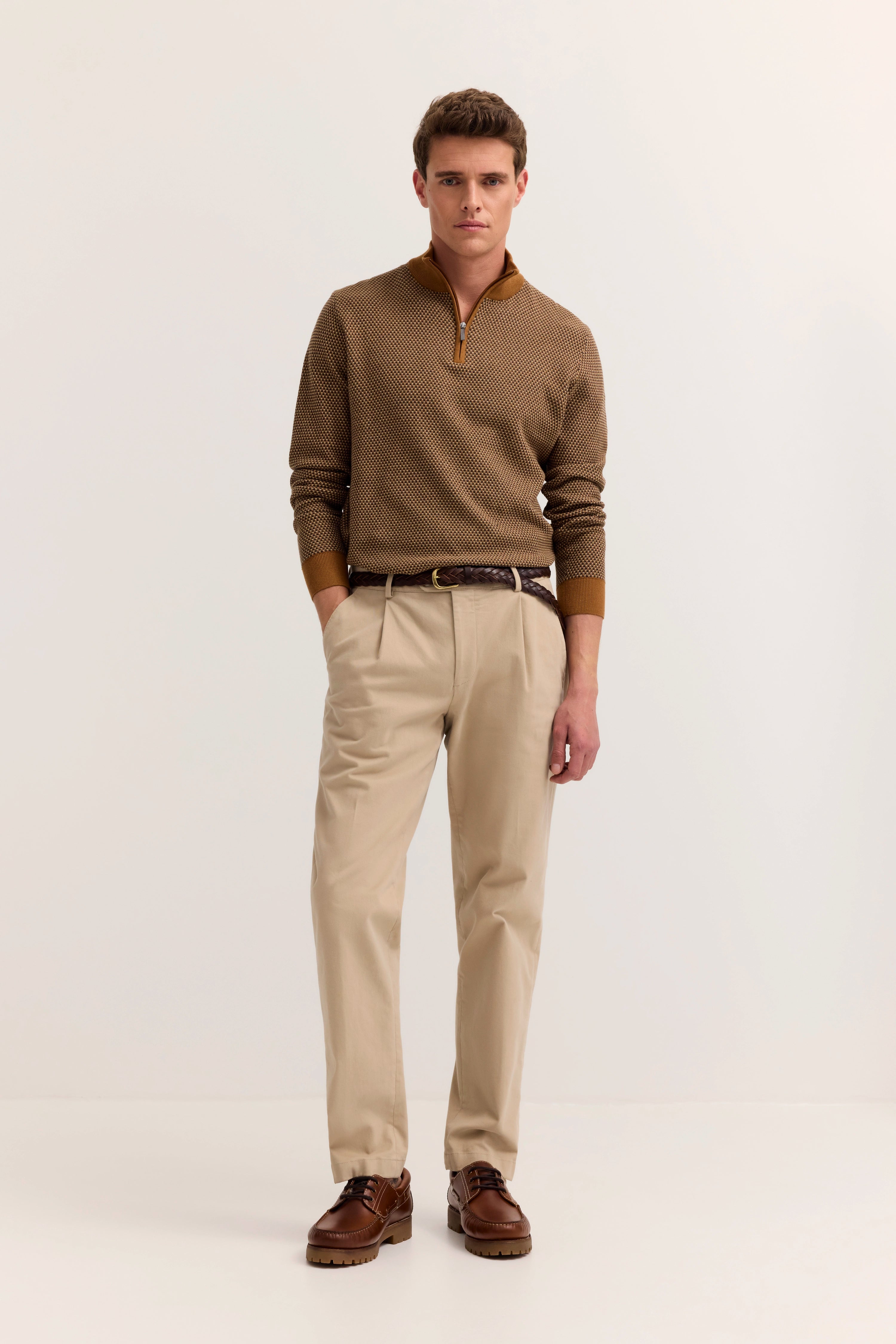 Pullover mit braunem Kragen und feinem Muster, Modelbild, Kopfansicht.