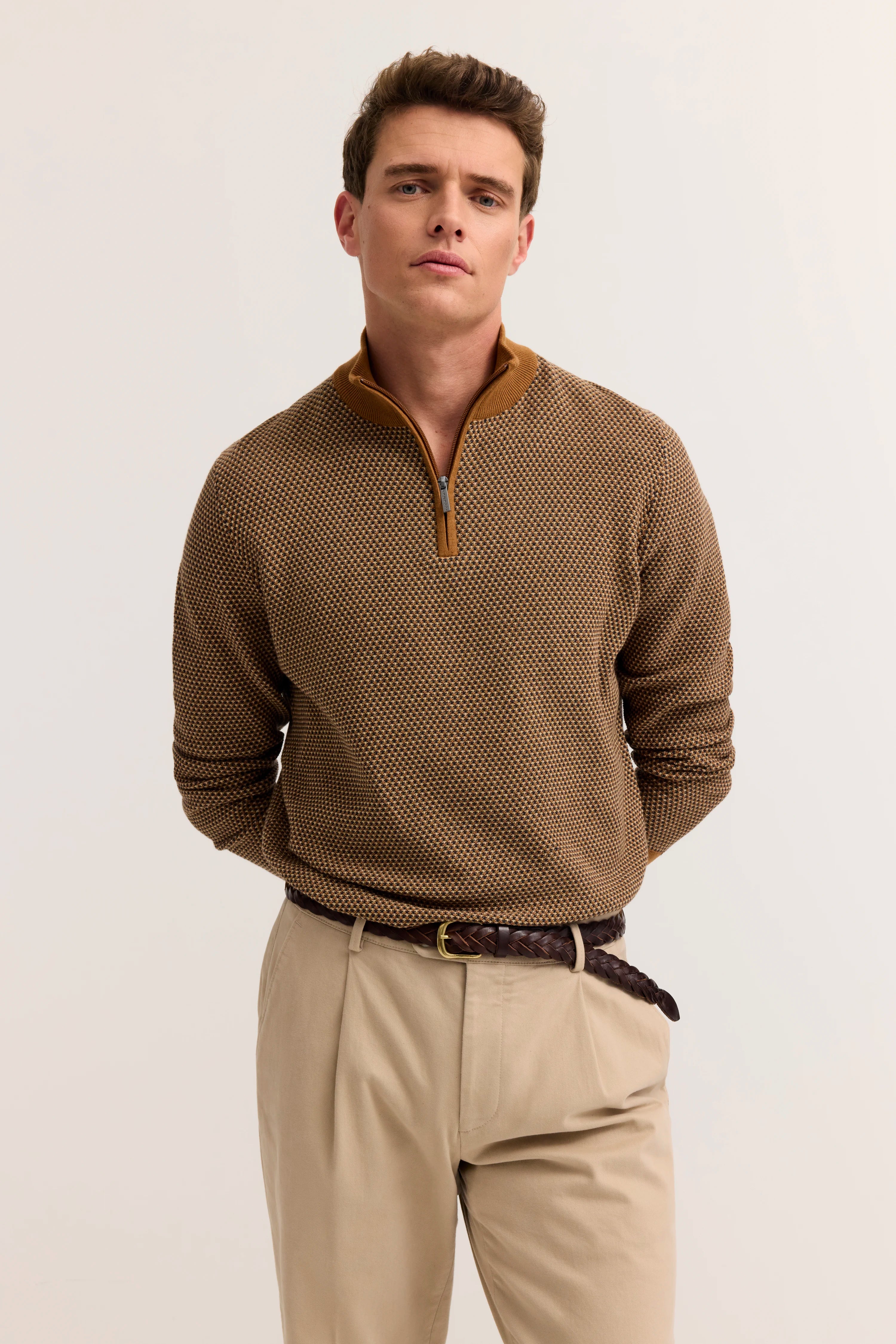 bugatti Modelbild: Brauner Pullover mit Muster, beige Hose