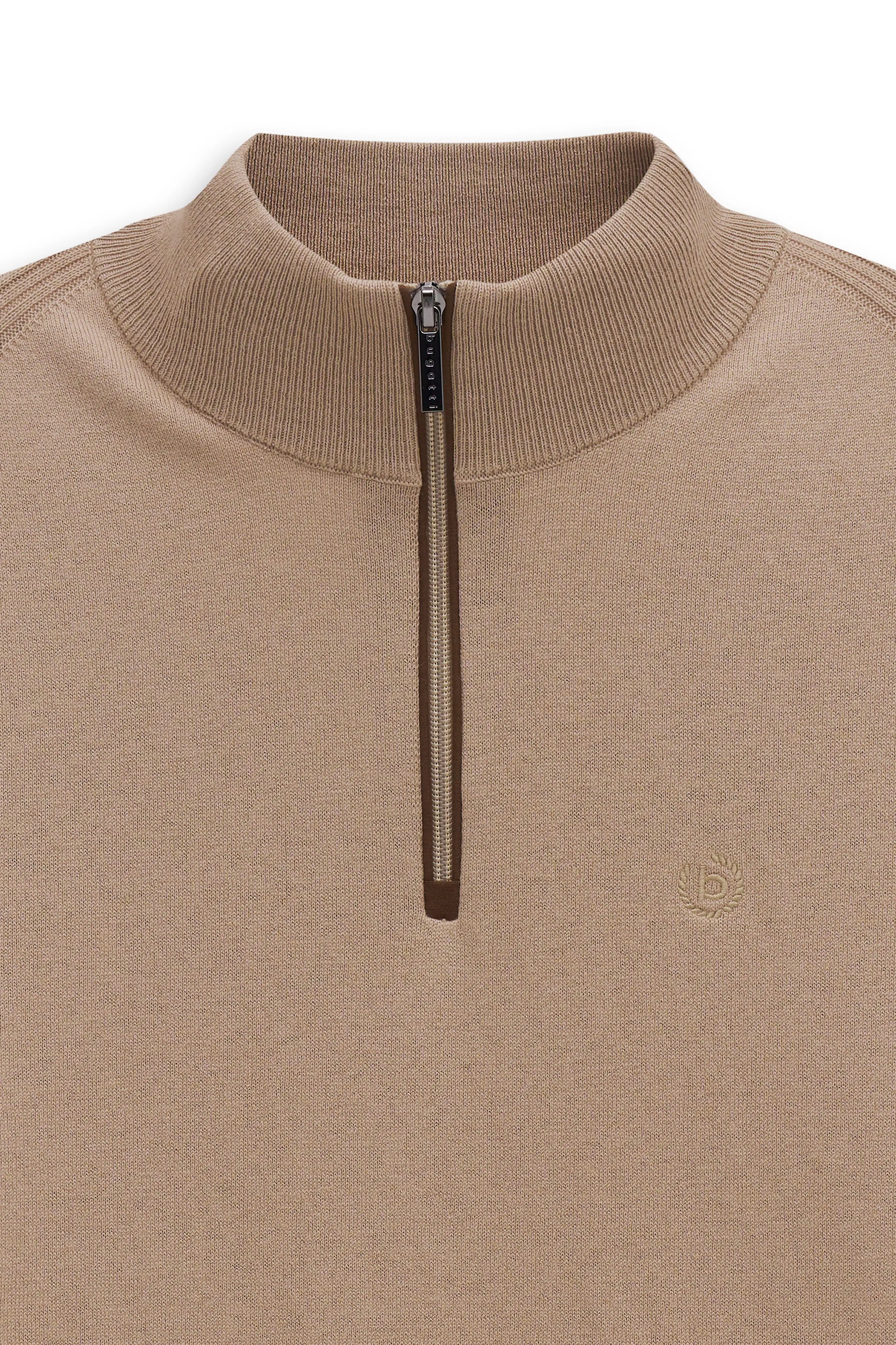 Beiges bugatti Pullover-Büstenbild mit Reißverschluss und Stehkragen aus feinem Strick.