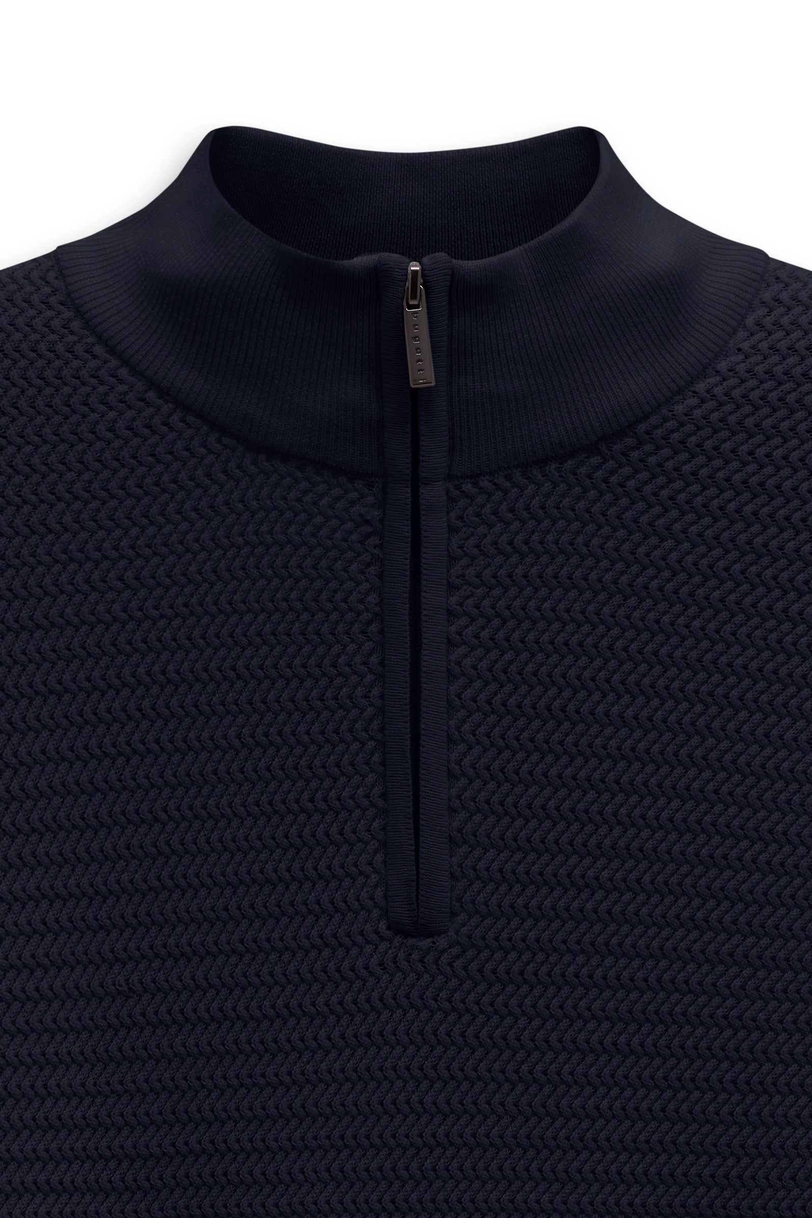 Dunkelblauer bugatti Strickpullover mit Stehkragen und Reißverschluss in Nahaufnahme.